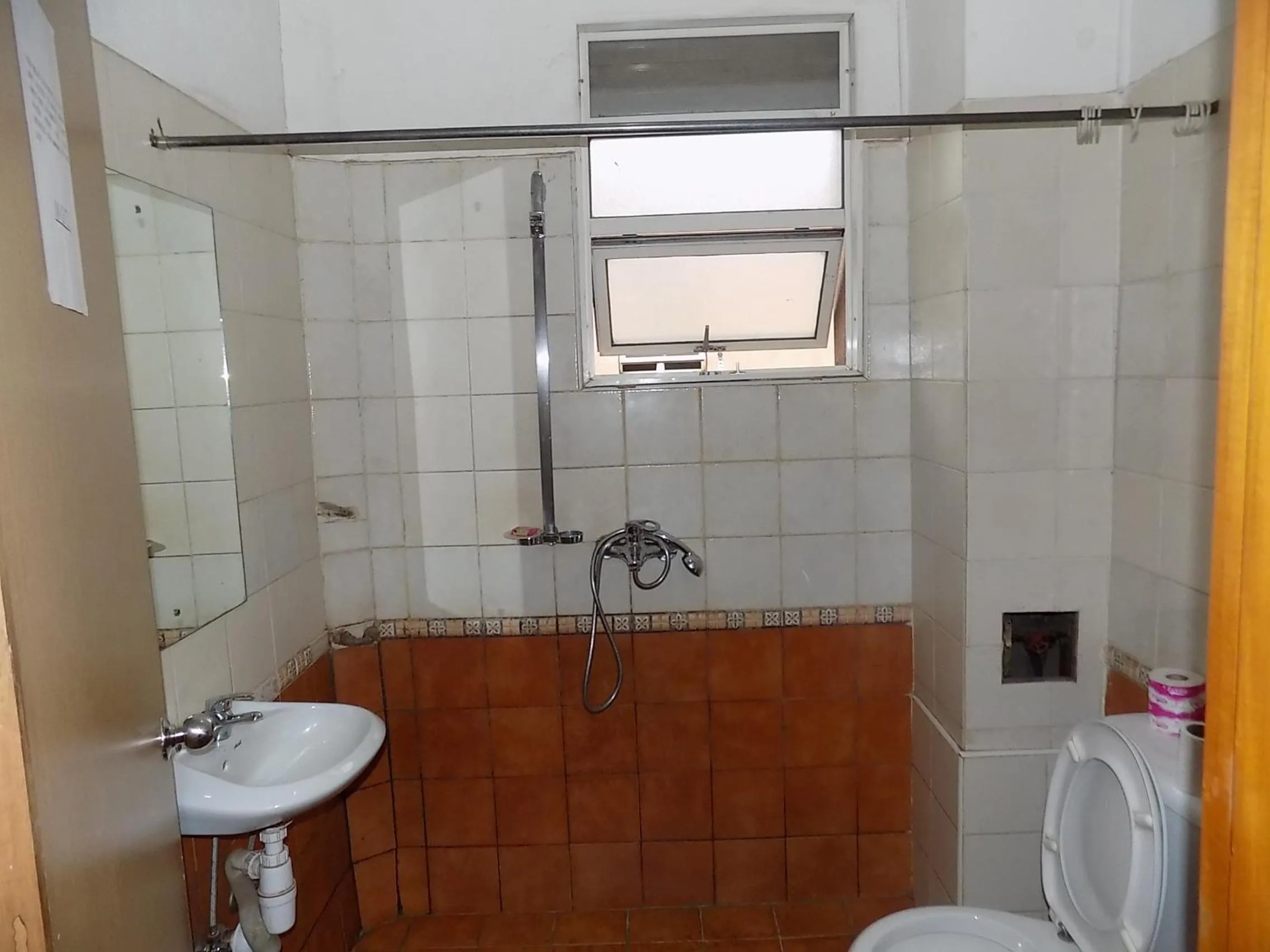 Bathroom in Aponye Hotel Kampala