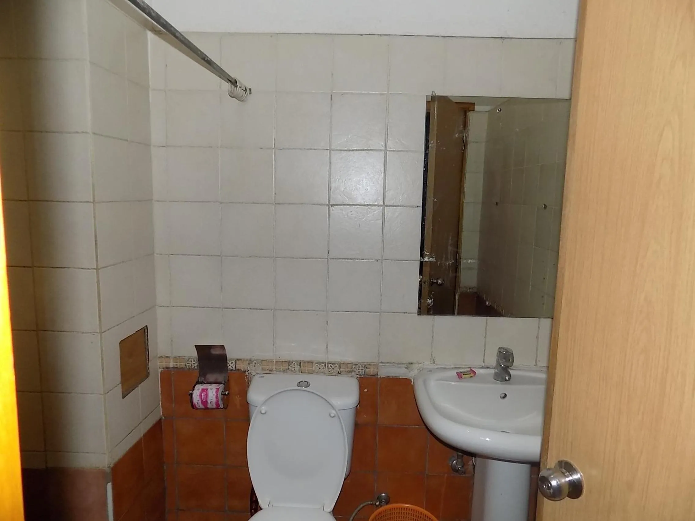 Toilet in Aponye Hotel Kampala