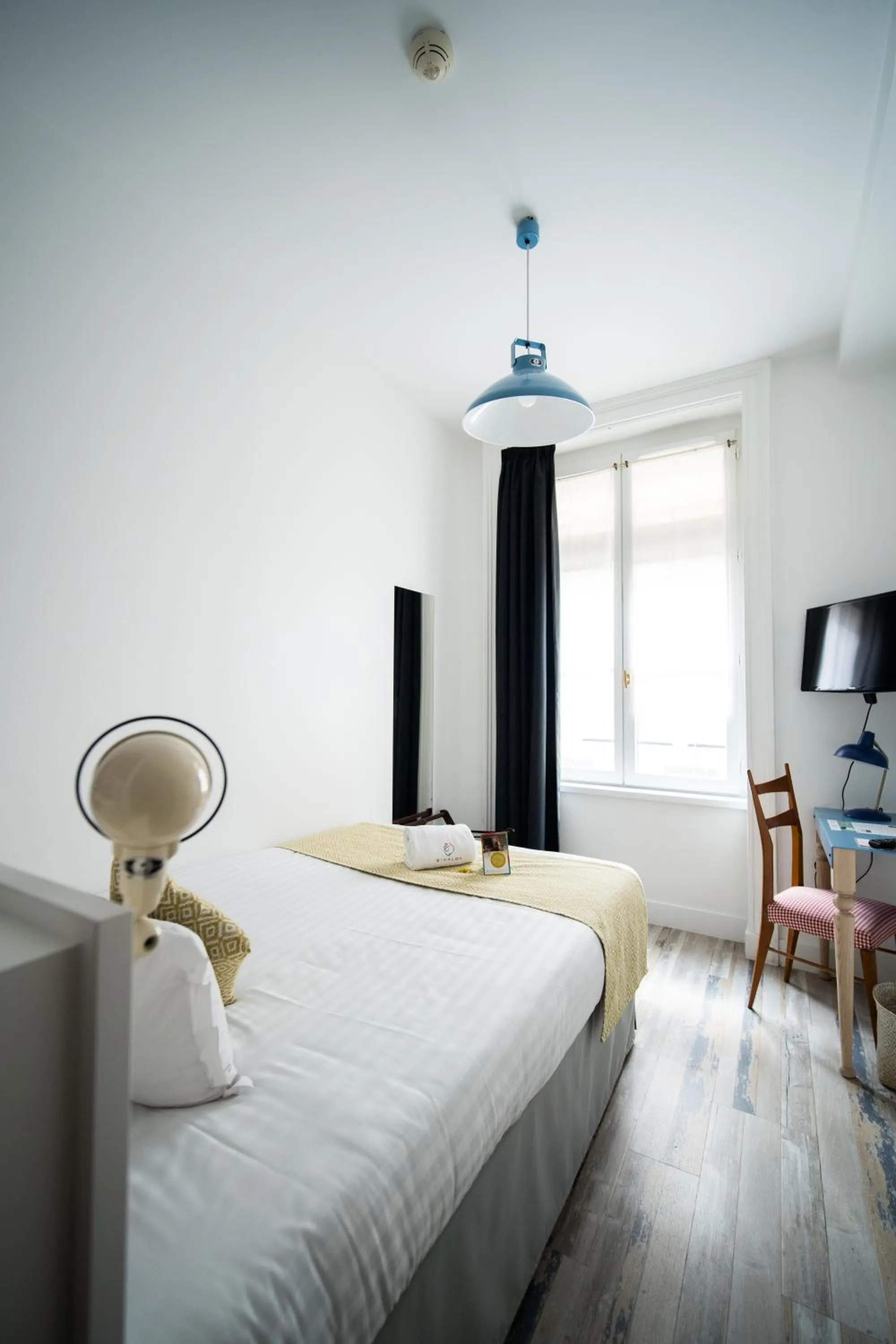 Bed in Hôtel du Simplon