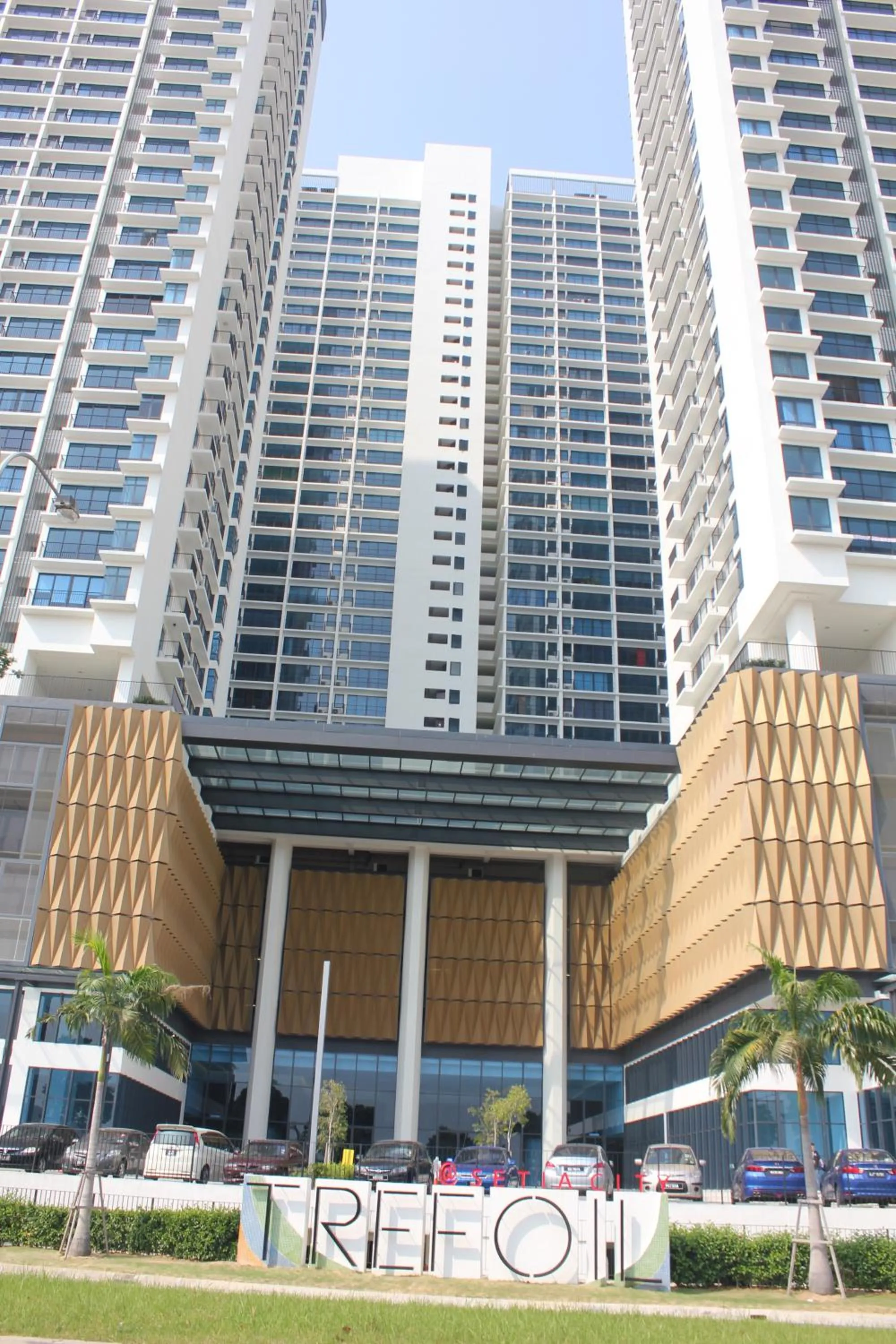 Property building in De Houz @ Setia Alam Trefoil Homestay