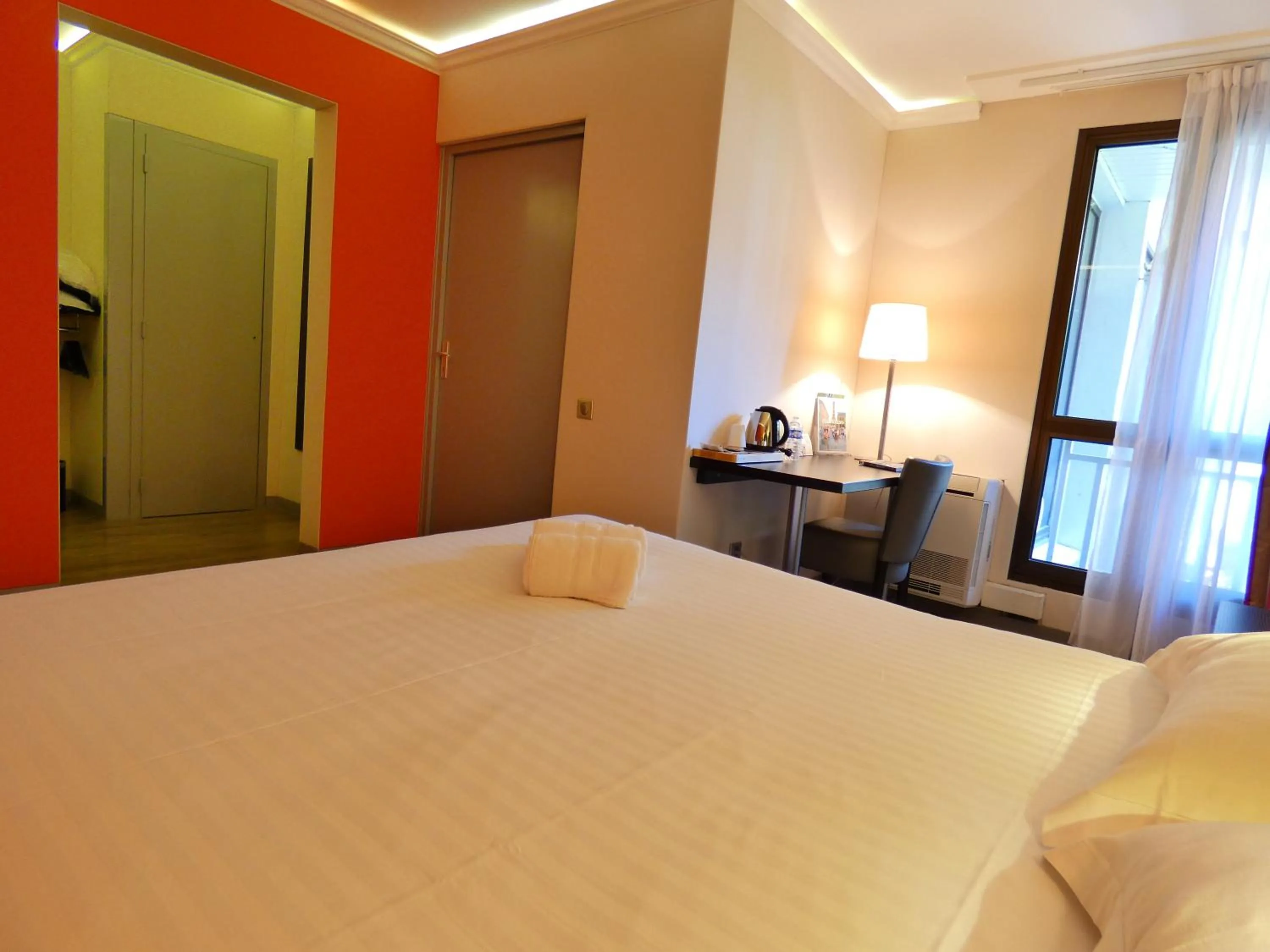 Photo of the whole room, Bed in Contact Hotel BG Limoges Sud