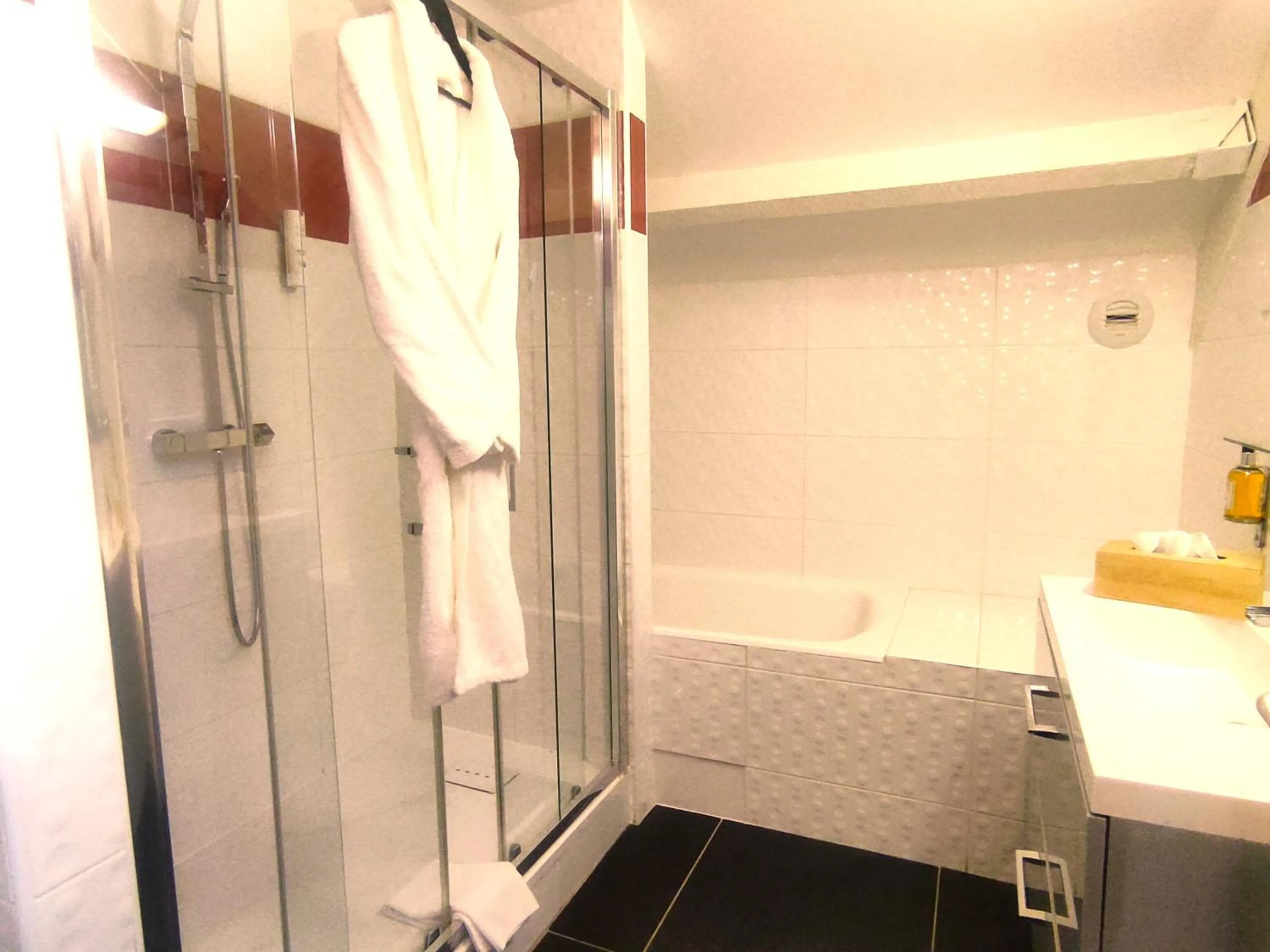 Shower in Contact Hotel BG Limoges Sud