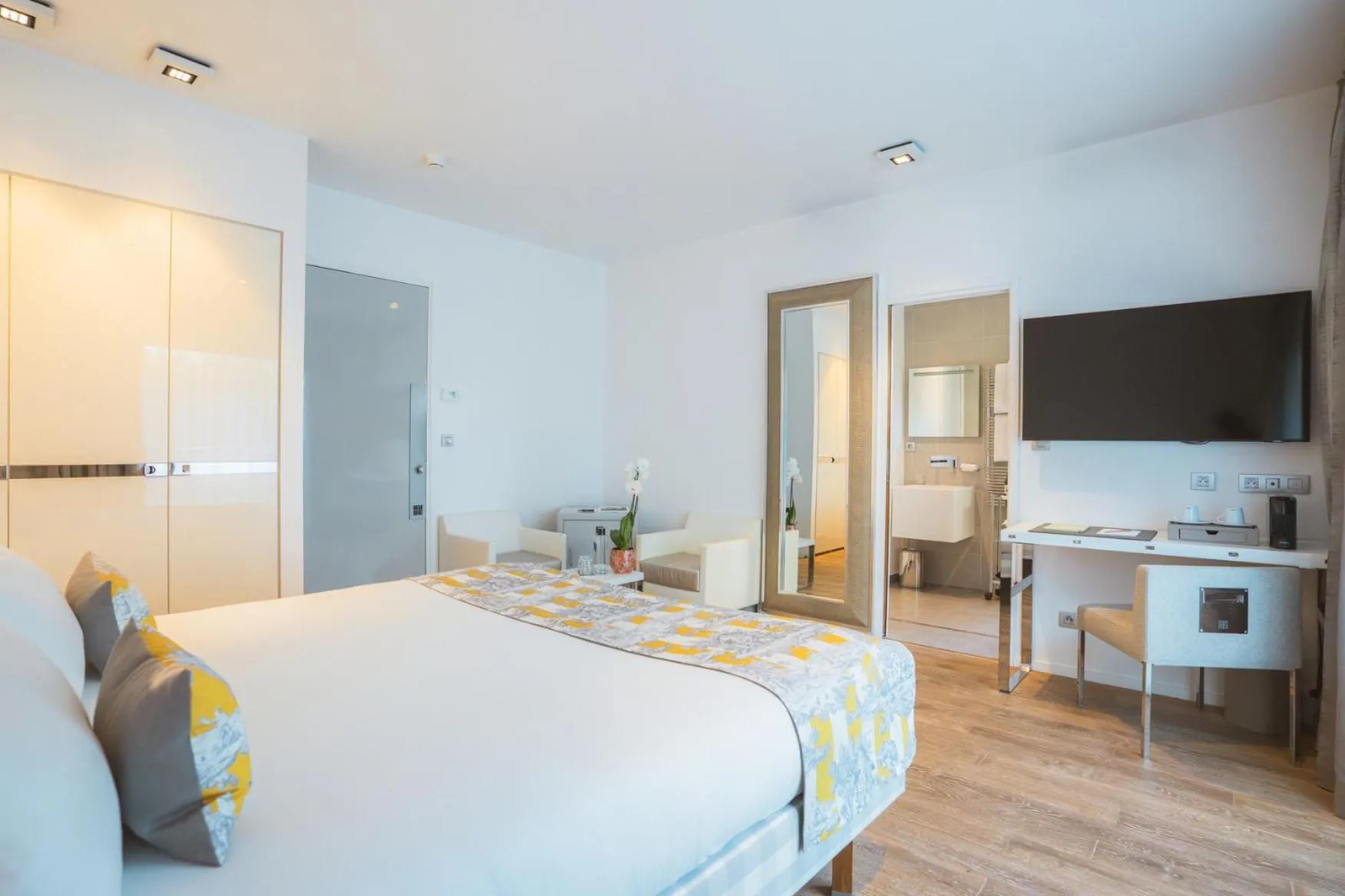 Bed in Kube Saint-Tropez