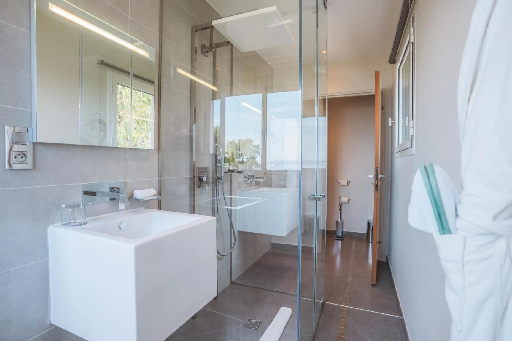 Shower in Kube Saint-Tropez