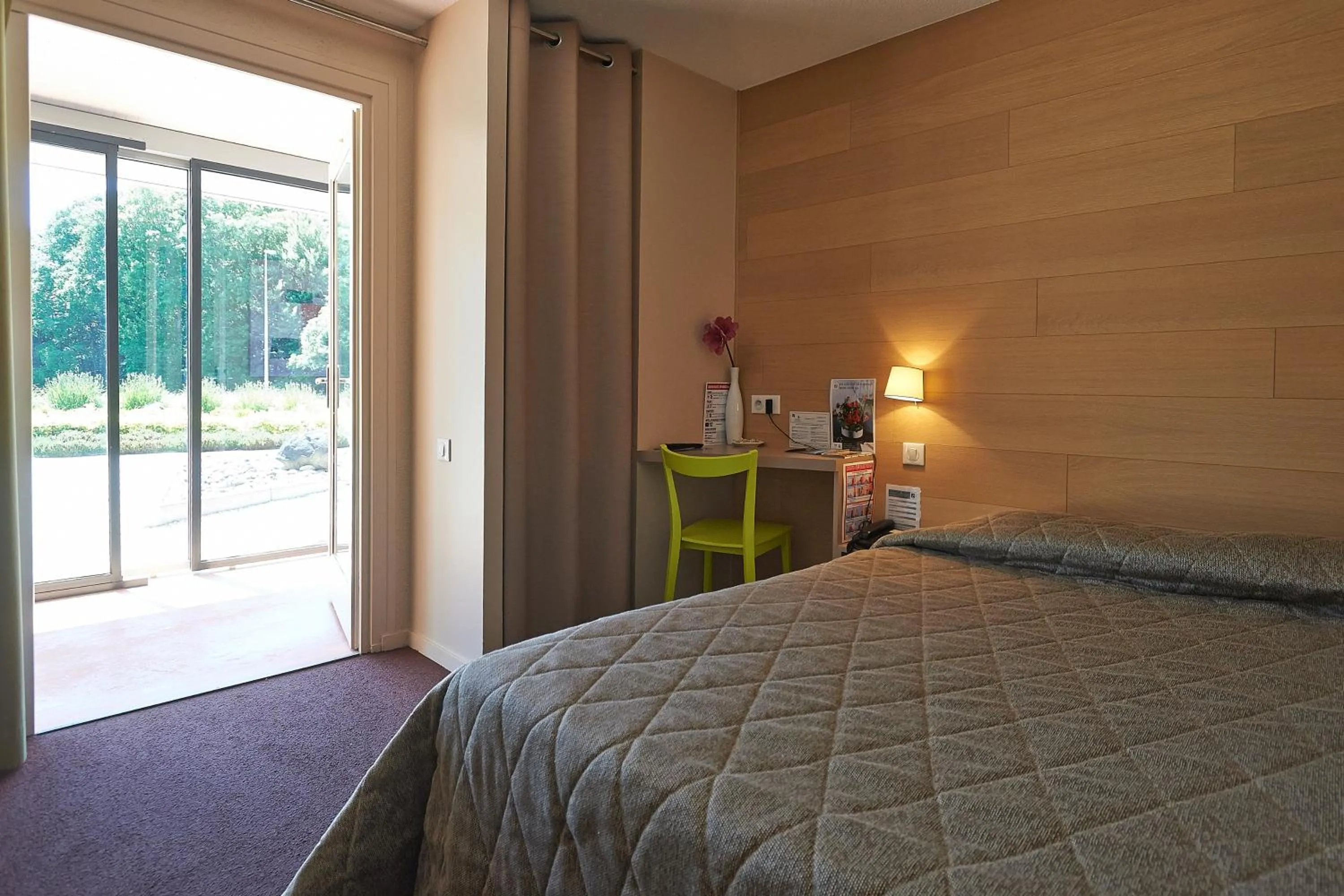 Bed in Cit'Hotel Les Alizés