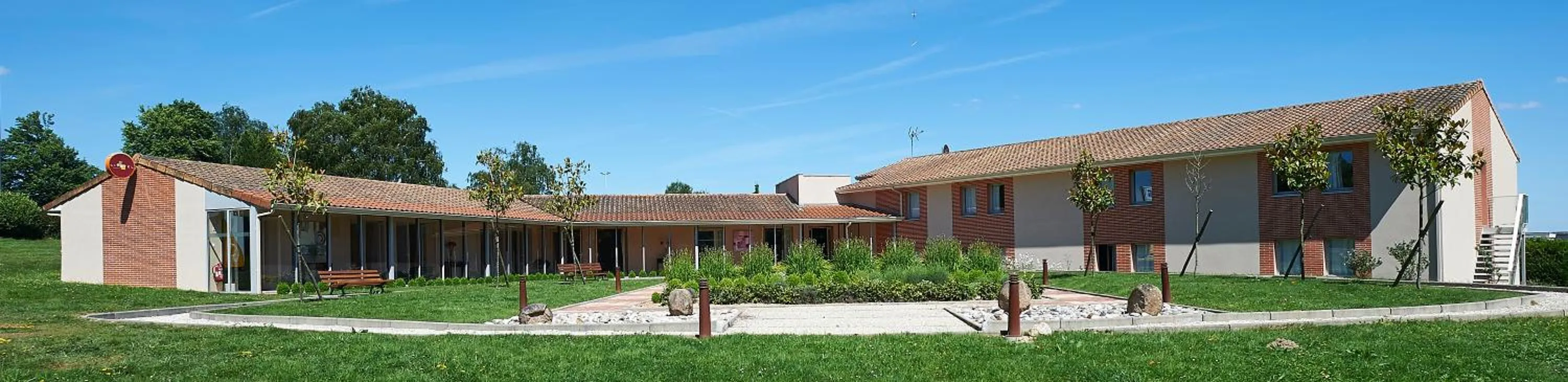 Facade/entrance in Cit'Hotel Les Alizés