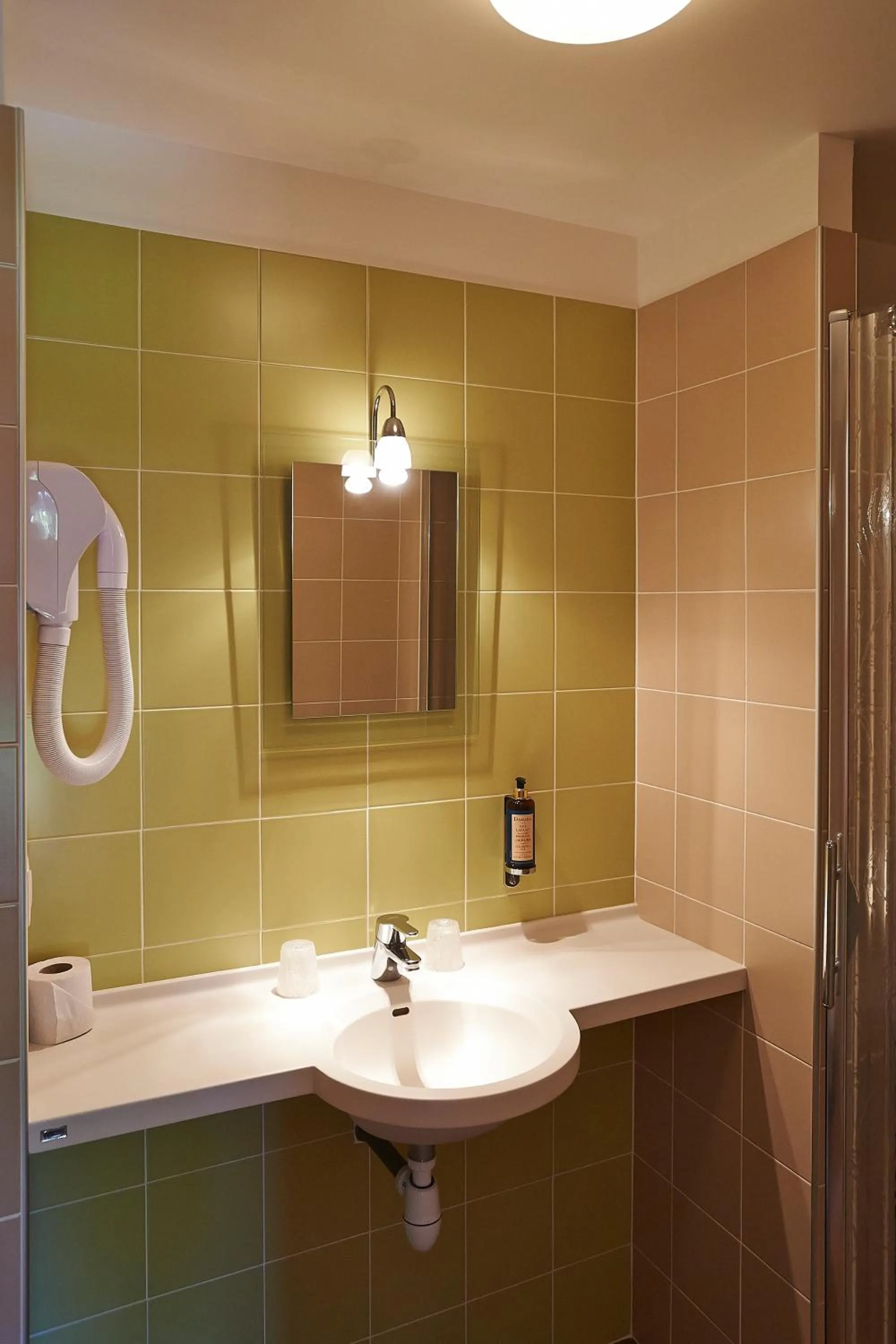 Bathroom in Cit'Hotel Les Alizés