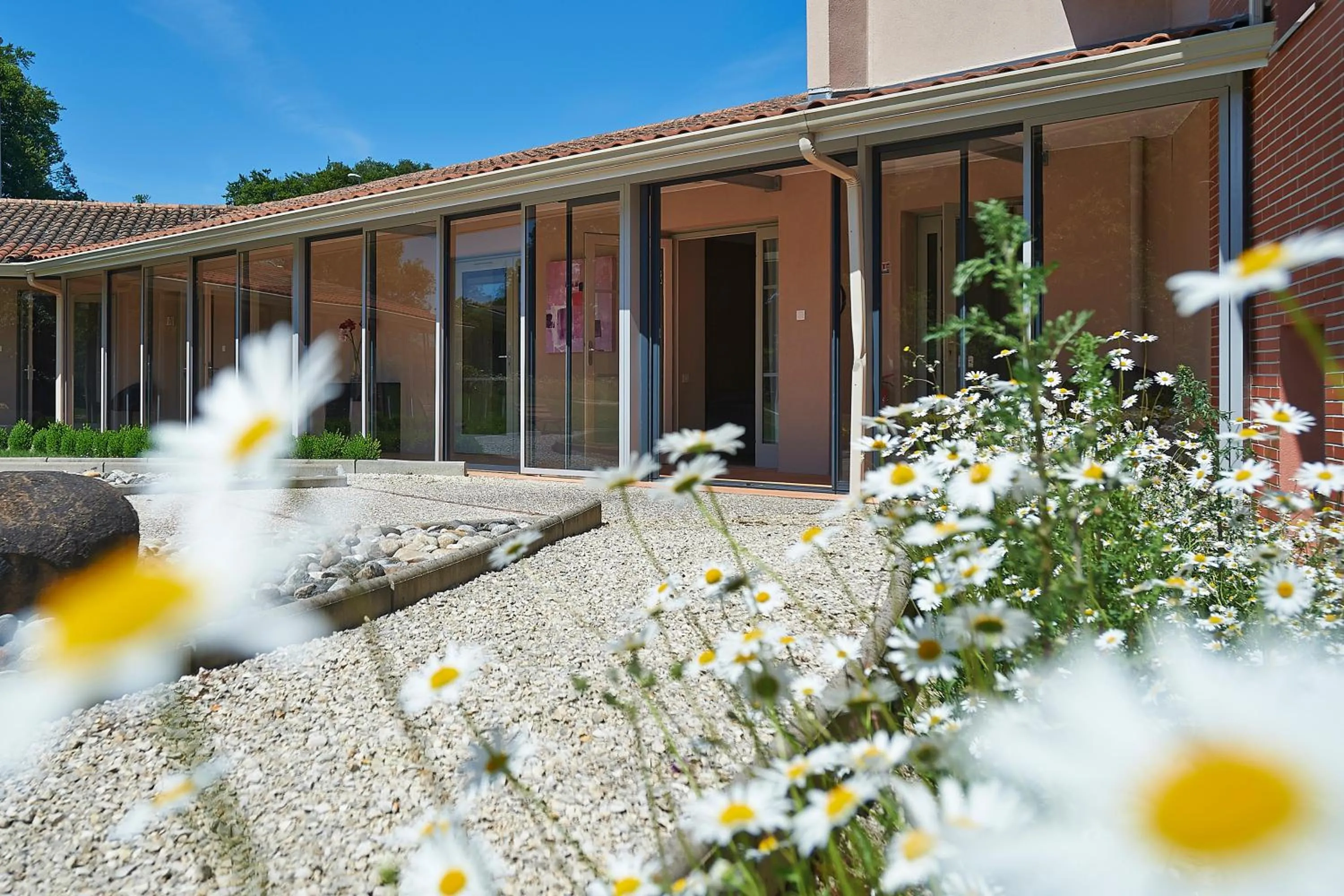 Facade/entrance in Cit'Hotel Les Alizés