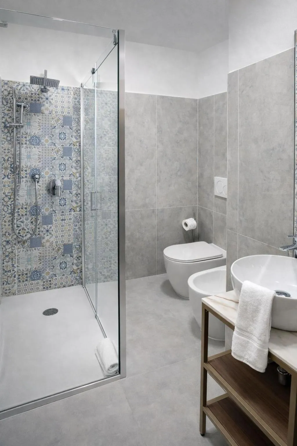 Shower in Hotel Cantore