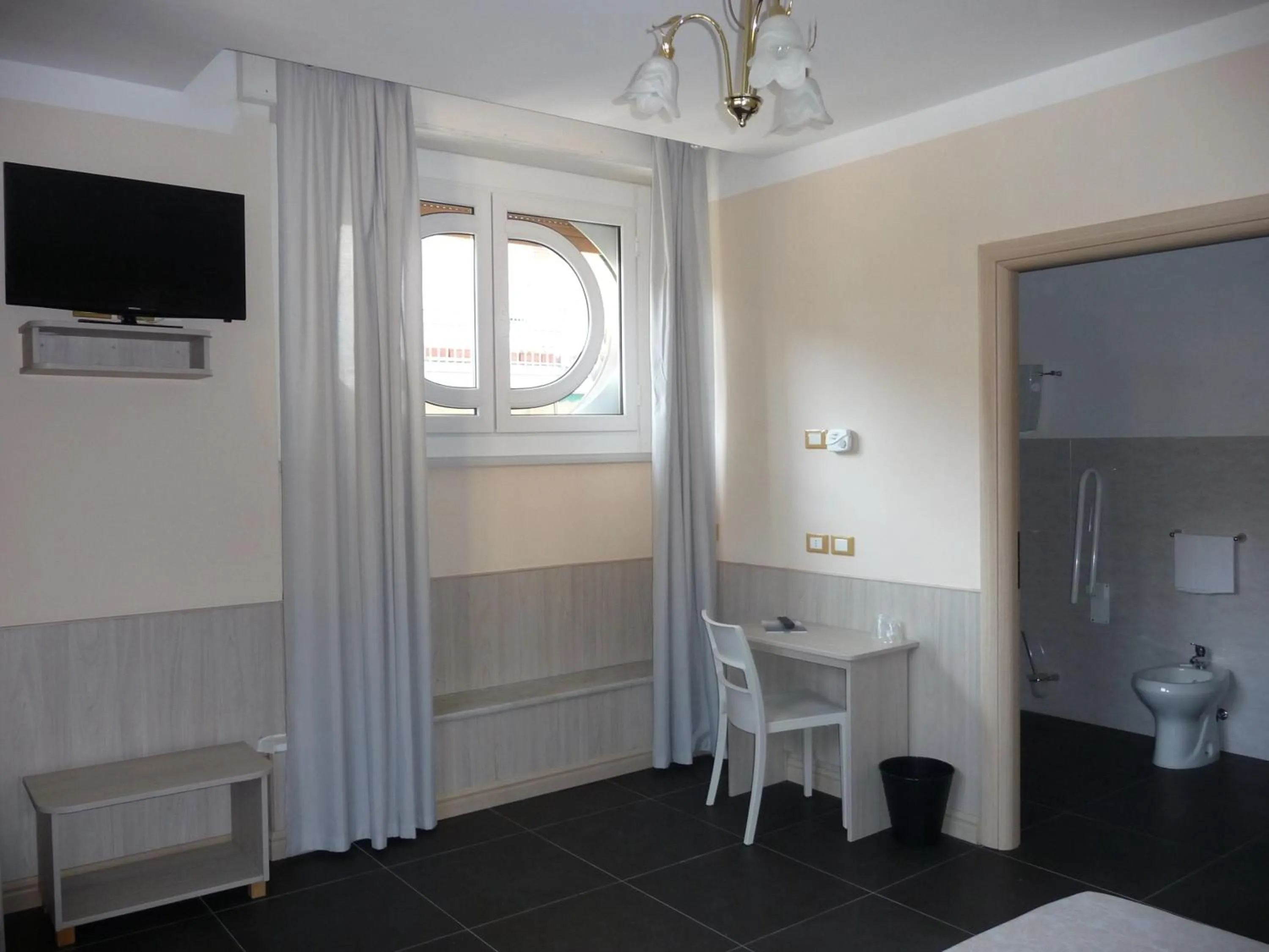Bathroom, Bed in Hotel Cantore