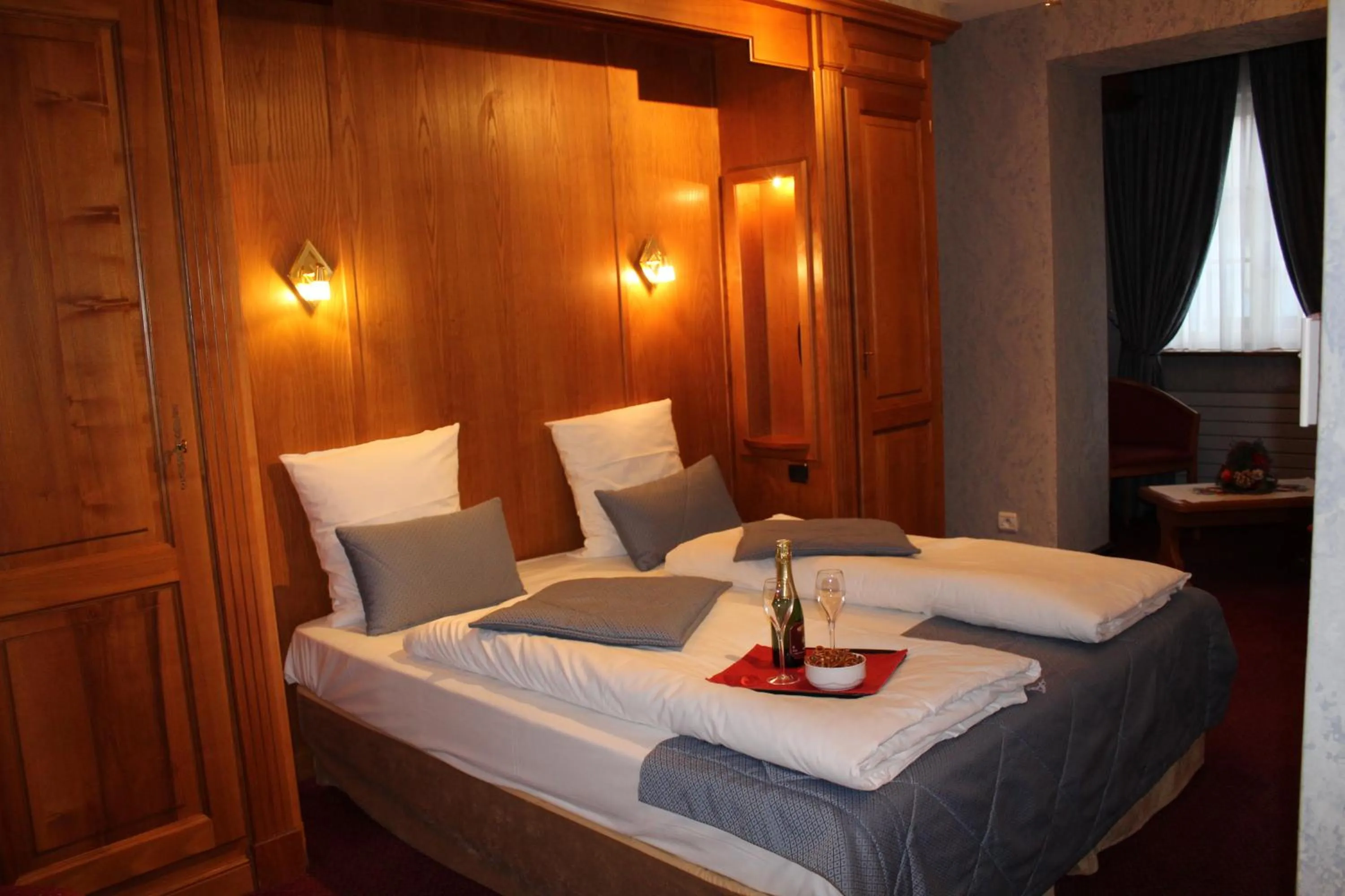 Bedroom, Bed in Hôtel Le Mittelwihr