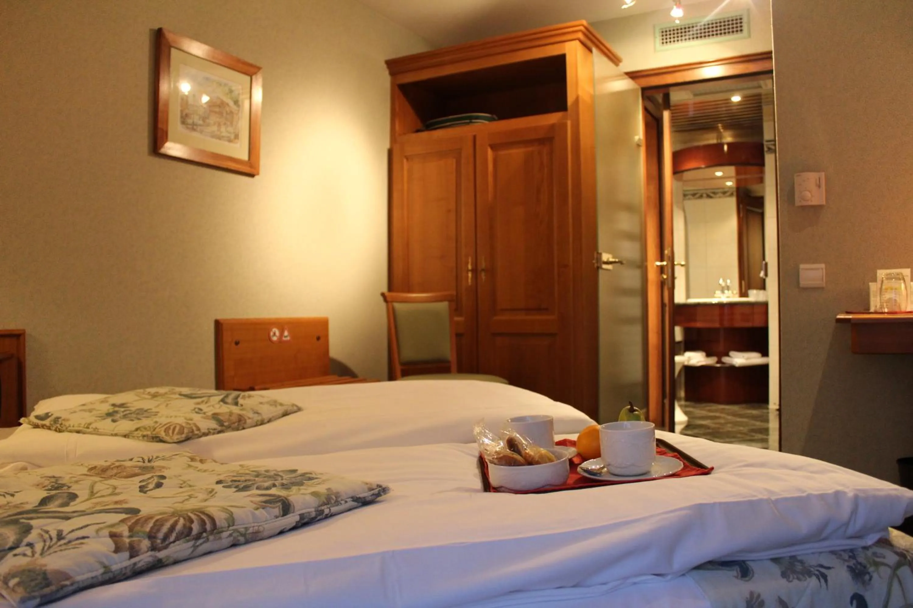 Bedroom, Bed in Hôtel Le Mittelwihr