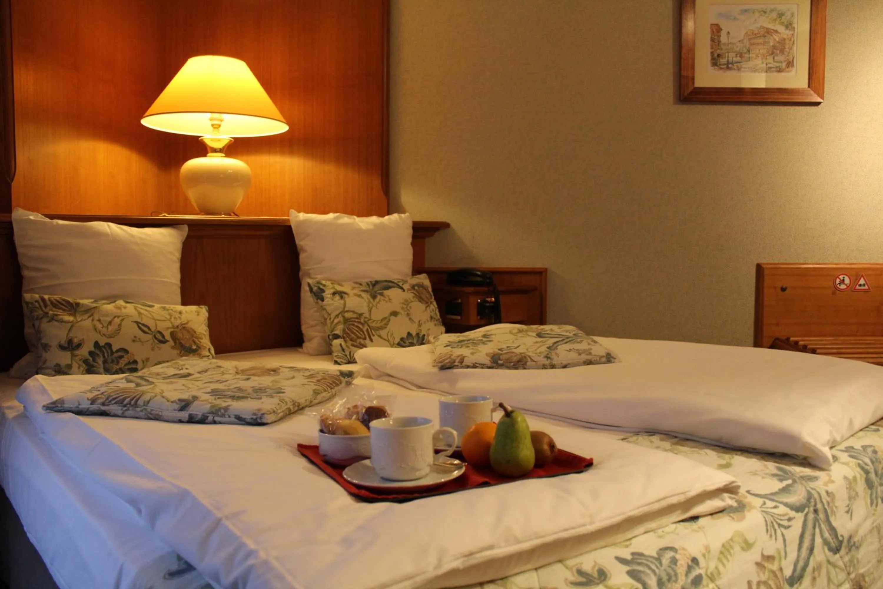 Bedroom, Bed in Hôtel Le Mittelwihr