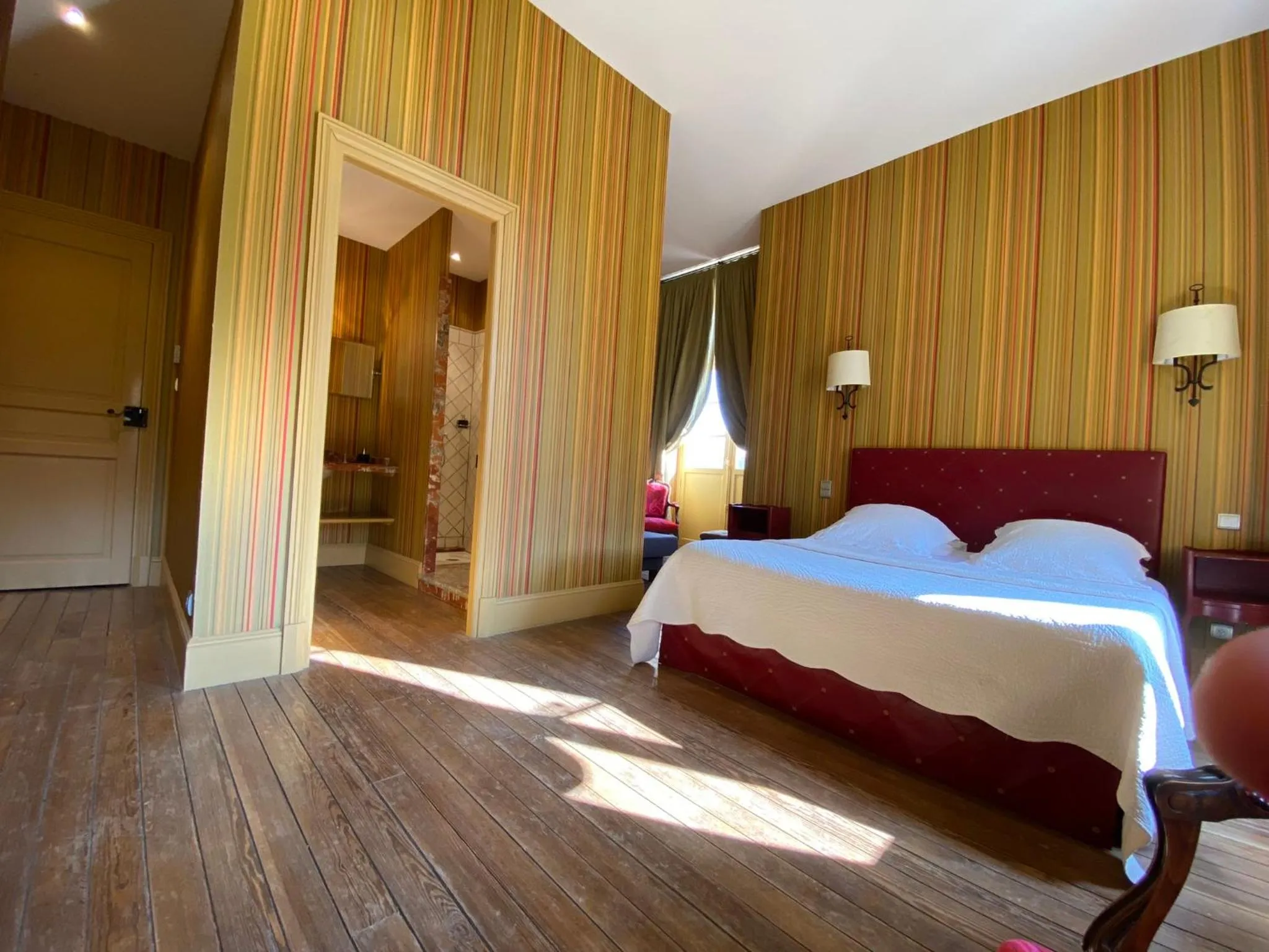 Bed in Demeure Saint Louis Historic manor, City 700m, free parking,A C,Clim,WIFI, city view, Garden