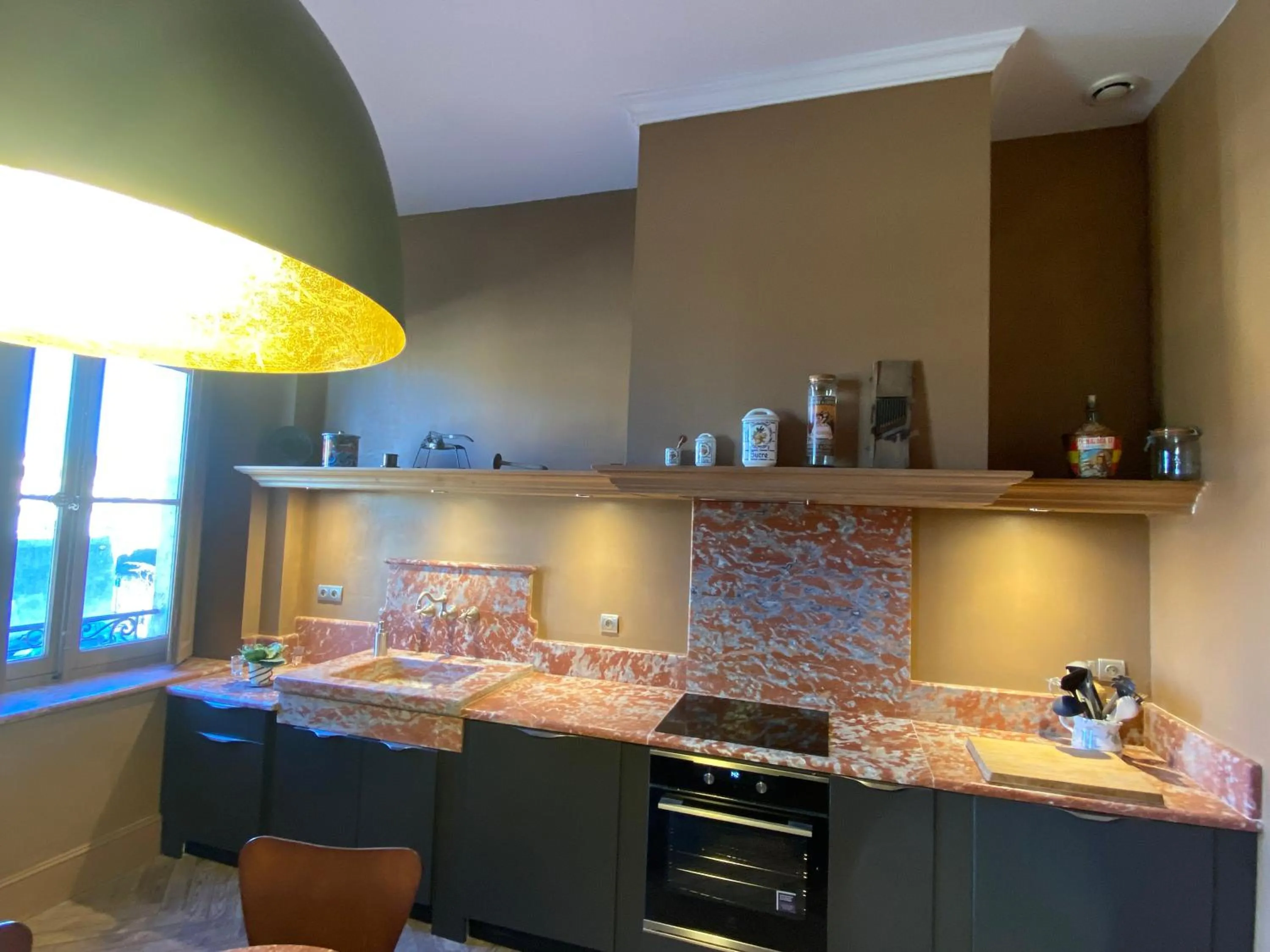 Kitchen or kitchenette in Demeure Saint Louis Historic manor, City 700m, free parking,A C,Clim,WIFI, city view, Garden