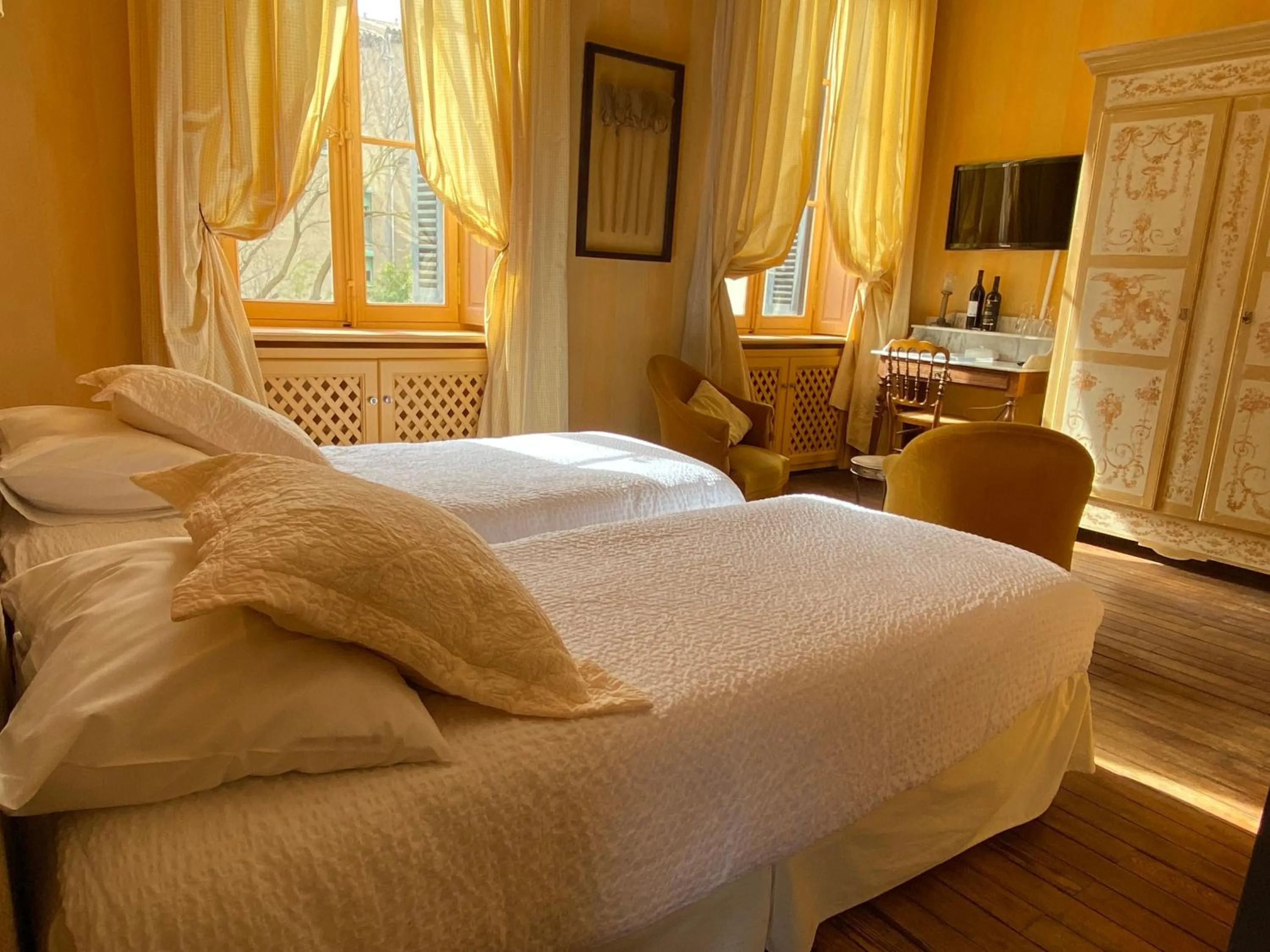 Bed in Demeure Saint Louis Historic manor, City 700m, free parking,A C,Clim,WIFI, city view, Garden