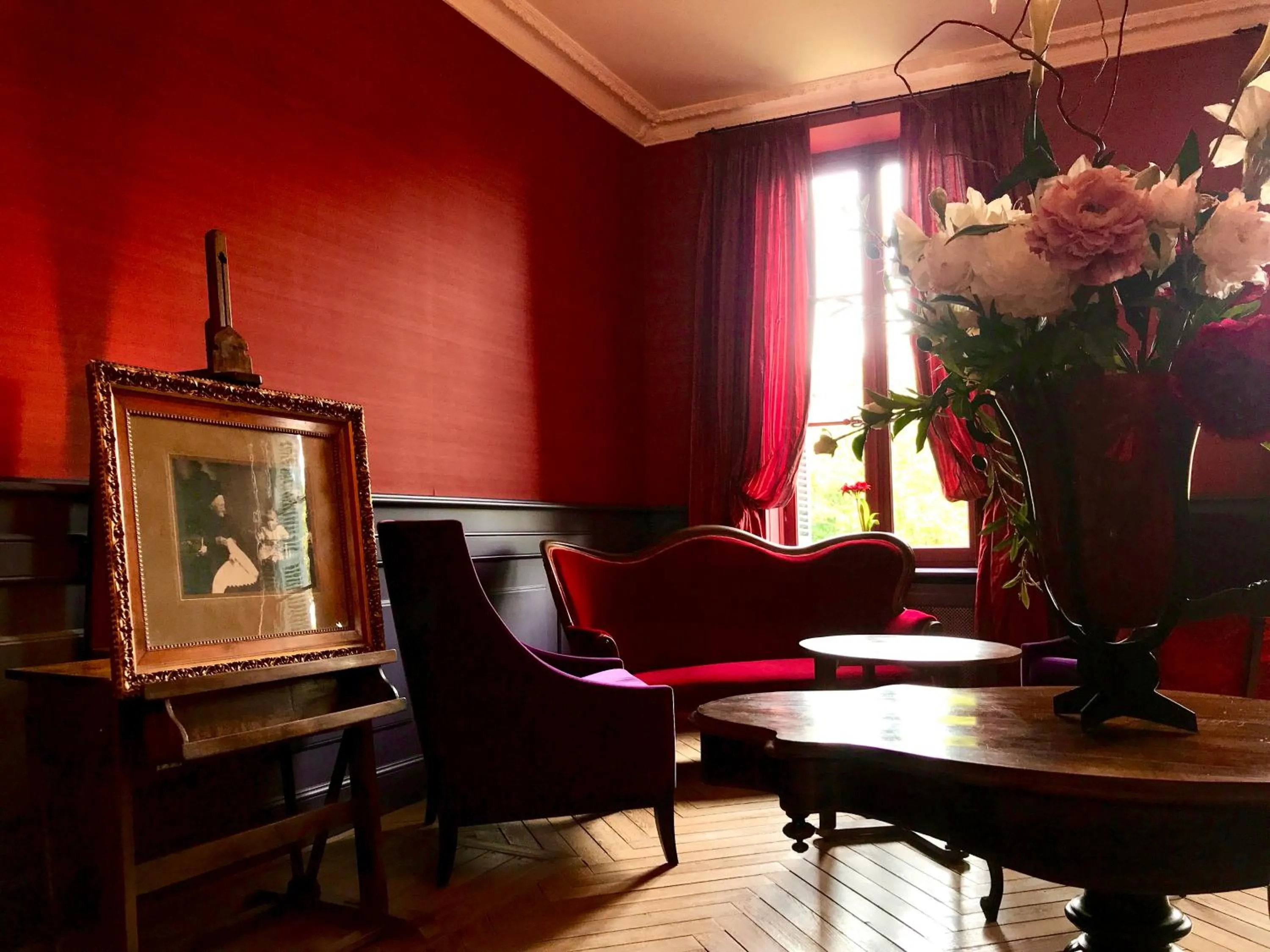 Living room in Demeure Saint Louis Historic manor, City 700m, free parking,A C,Clim,WIFI, city view, Garden