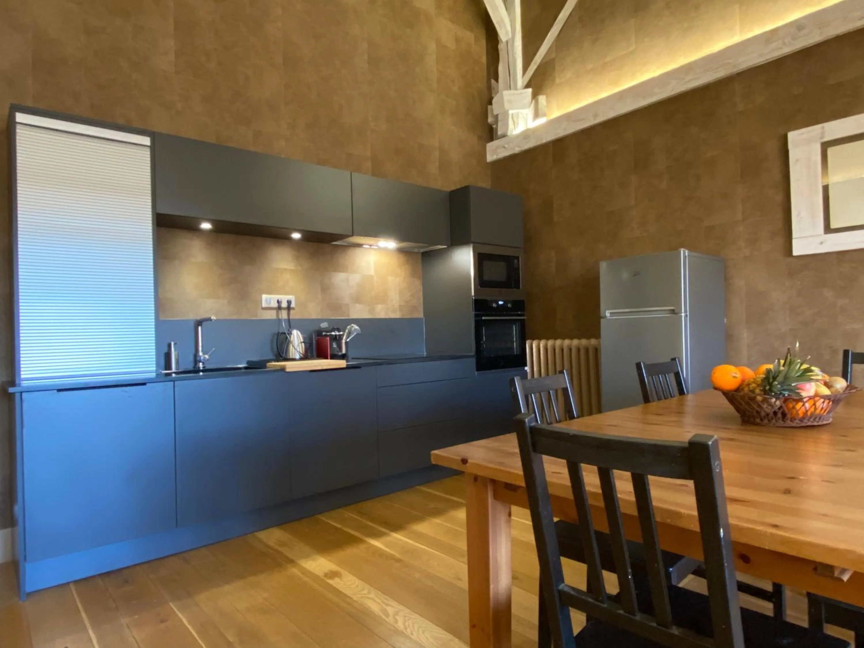 Kitchen or kitchenette in Demeure Saint Louis Historic manor, City 700m, free parking,A C,Clim,WIFI, city view, Garden