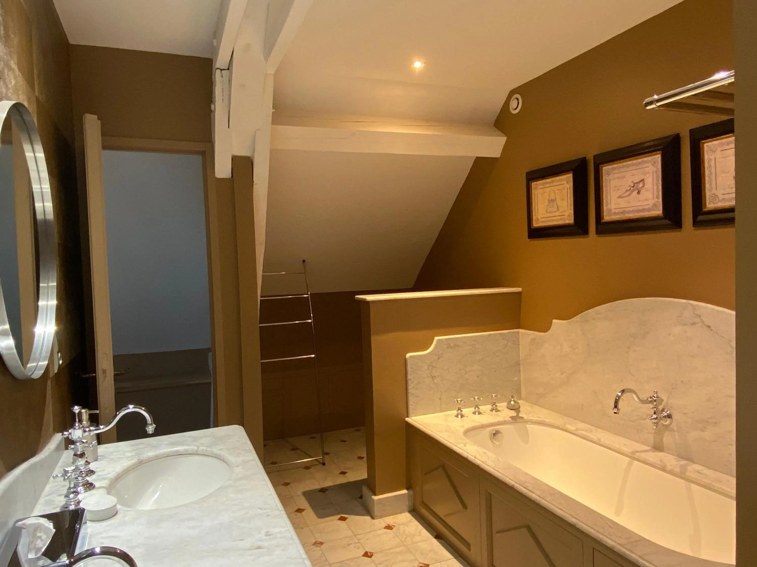 Shower in Demeure Saint Louis Historic manor, City 700m, free parking,A C,Clim,WIFI, city view, Garden