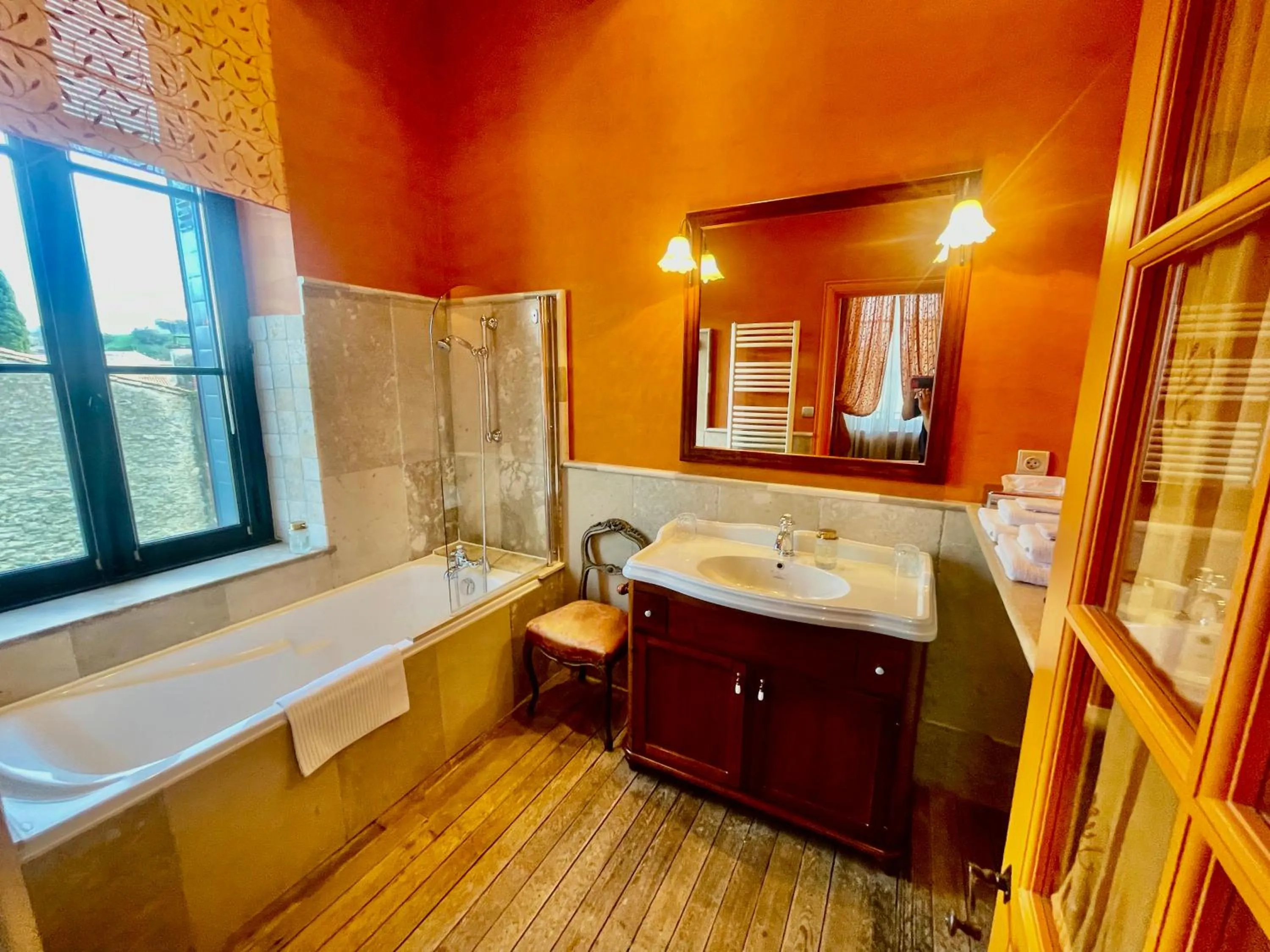 Demeure Saint Louis Historic manor, City 700m, free parking,A C,Clim,WIFI, city view, Garden