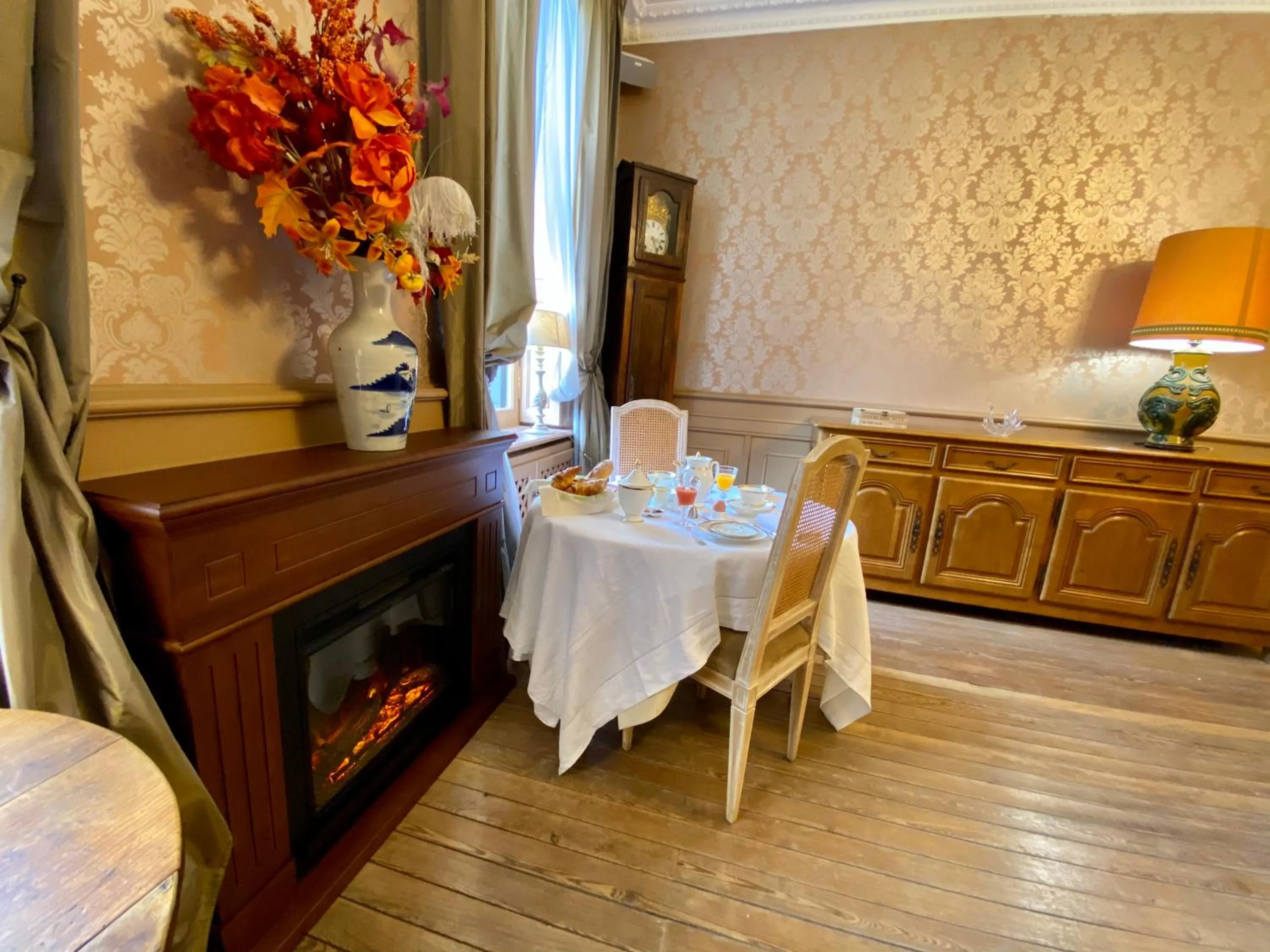 Restaurant/places to eat in Demeure Saint Louis Historic manor, City 700m, free parking,A C,Clim,WIFI, city view, Garden