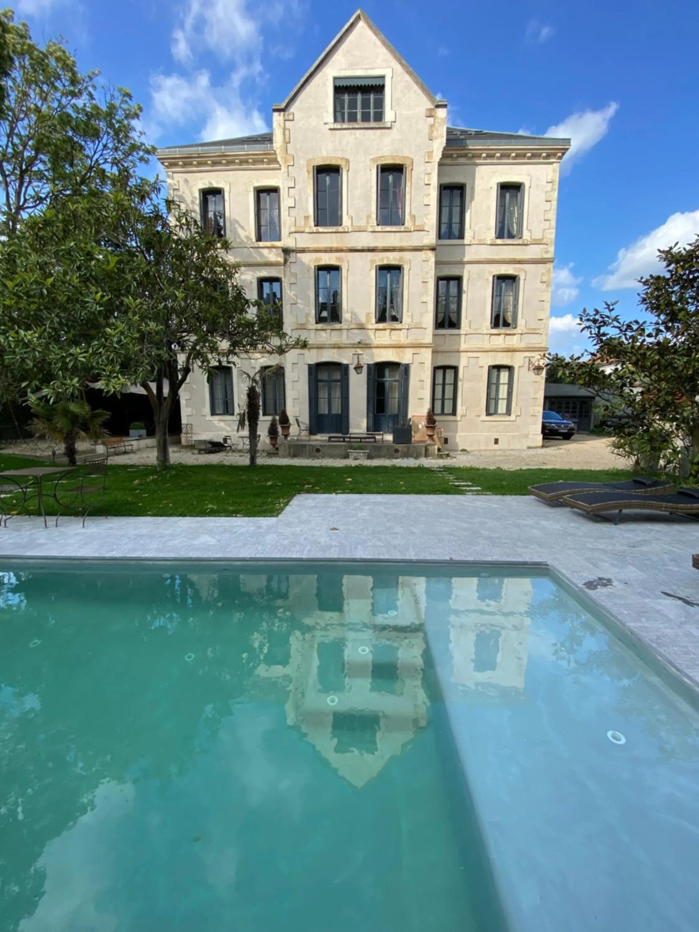 Property building in Demeure Saint Louis Historic manor, City 700m, free parking,A C,Clim,WIFI, city view, Garden