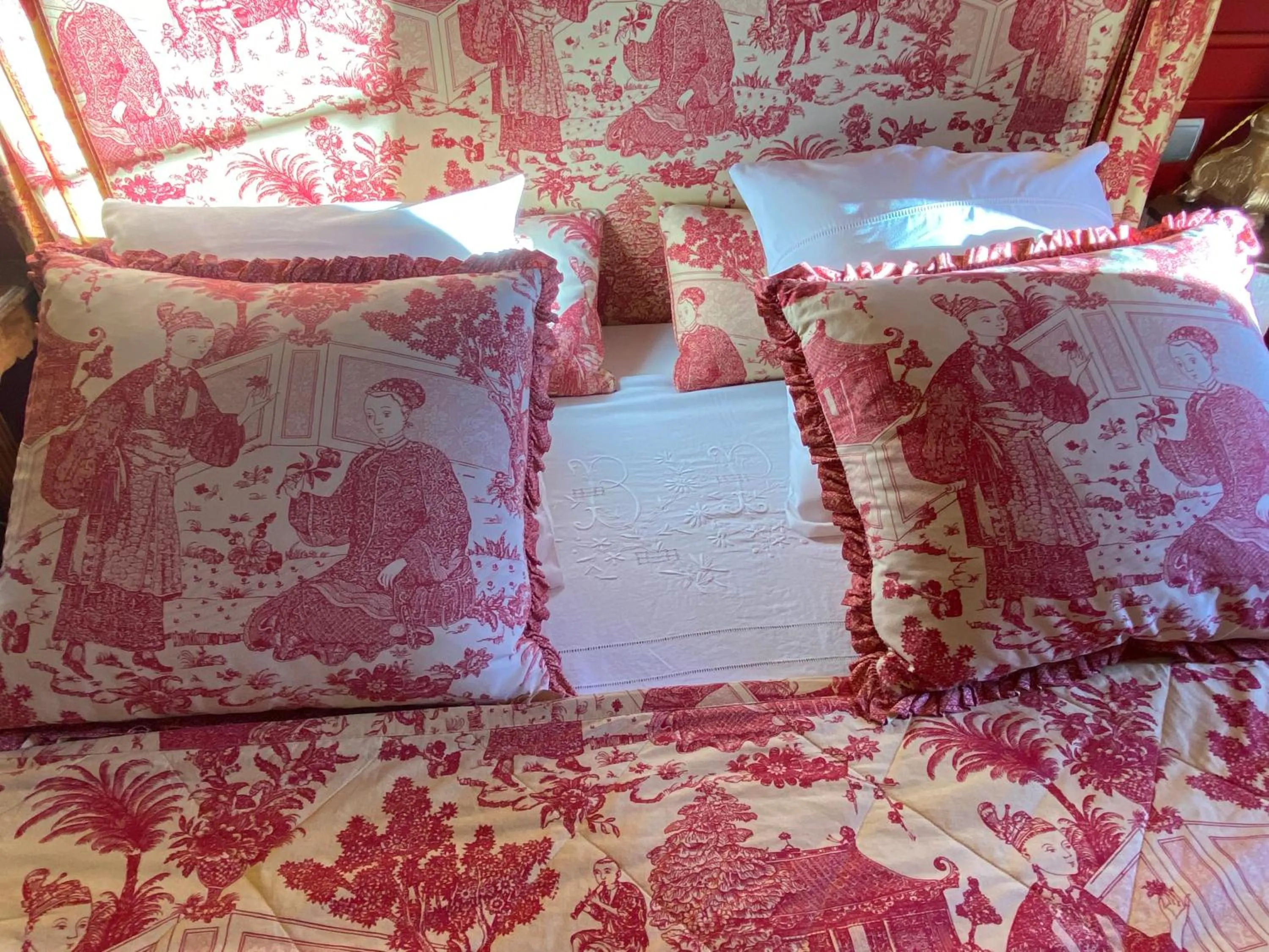 Bed in Demeure Saint Louis Historic manor, City 700m, free parking,A C,Clim,WIFI, city view, Garden