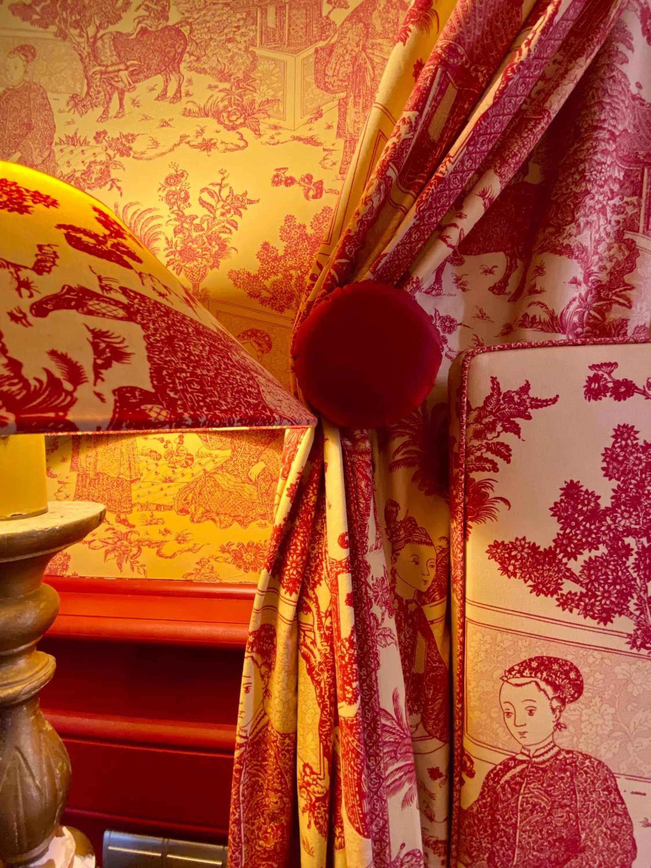 Bed in Demeure Saint Louis Historic manor, City 700m, free parking,A C,Clim,WIFI, city view, Garden