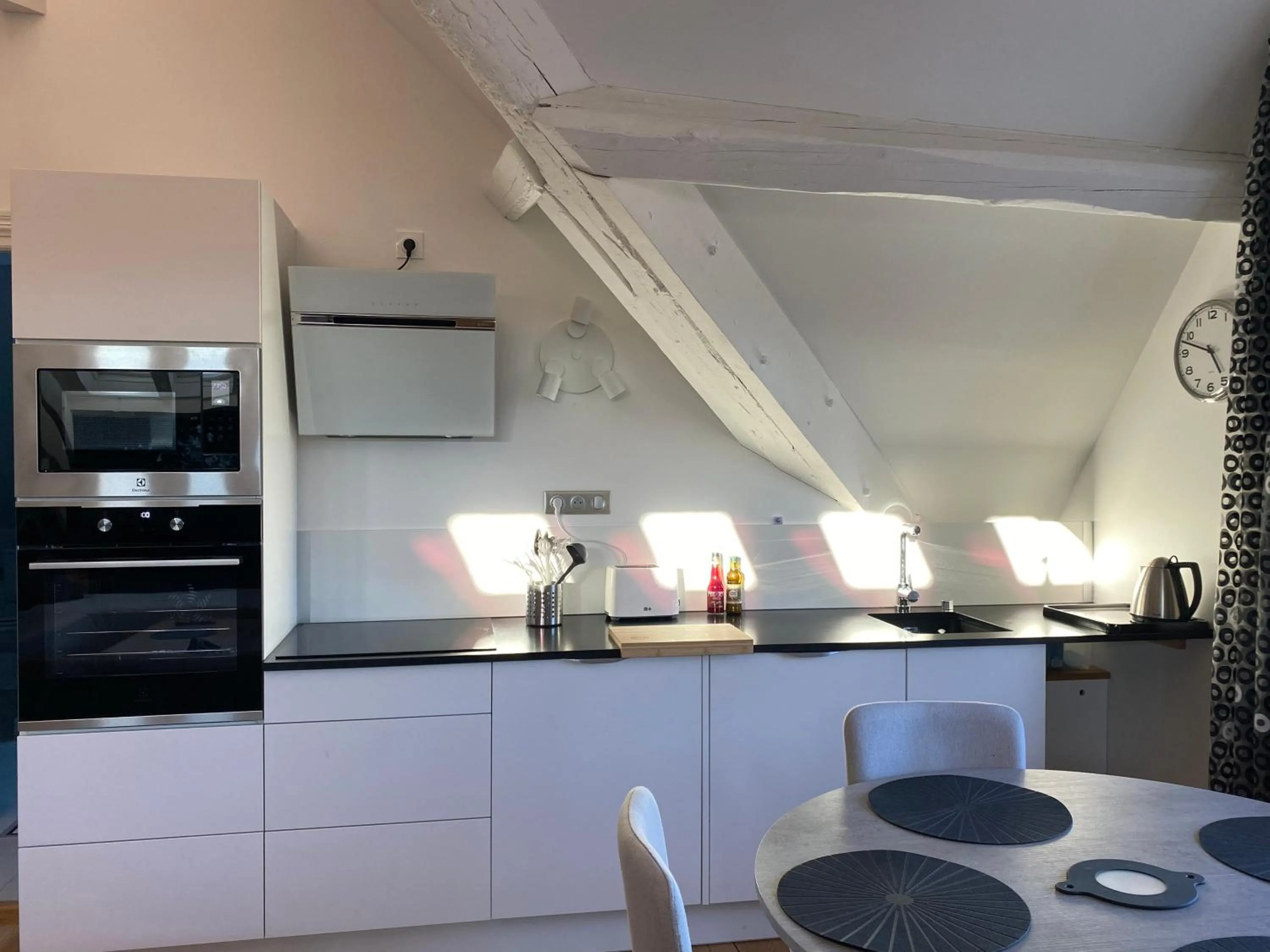 Kitchen or kitchenette in Demeure Saint Louis Historic manor, City 700m, free parking,A C,Clim,WIFI, city view, Garden