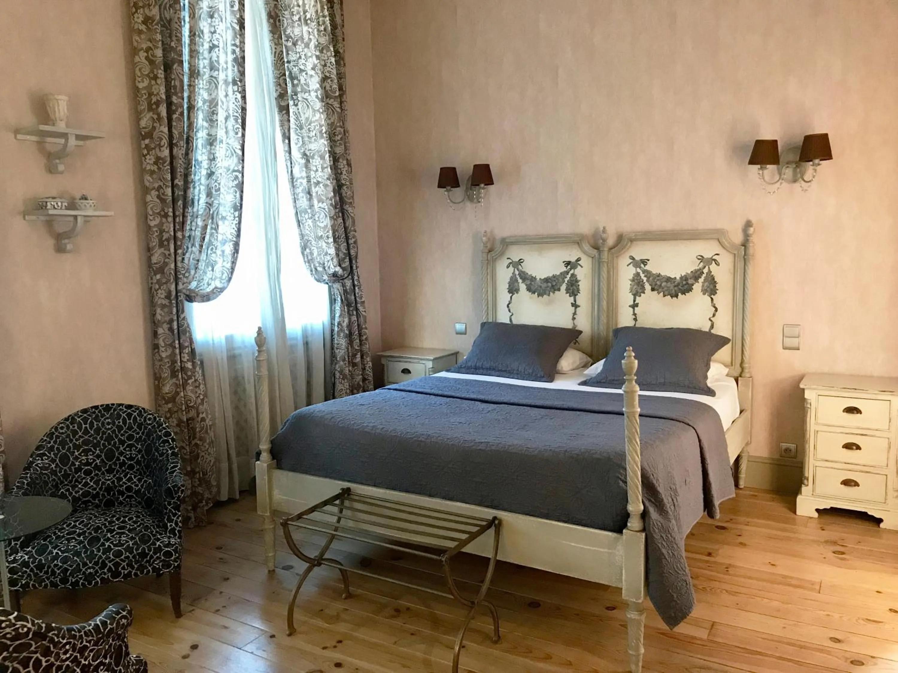 Bed in Demeure Saint Louis Historic manor, City 700m, free parking,A C,Clim,WIFI, city view, Garden