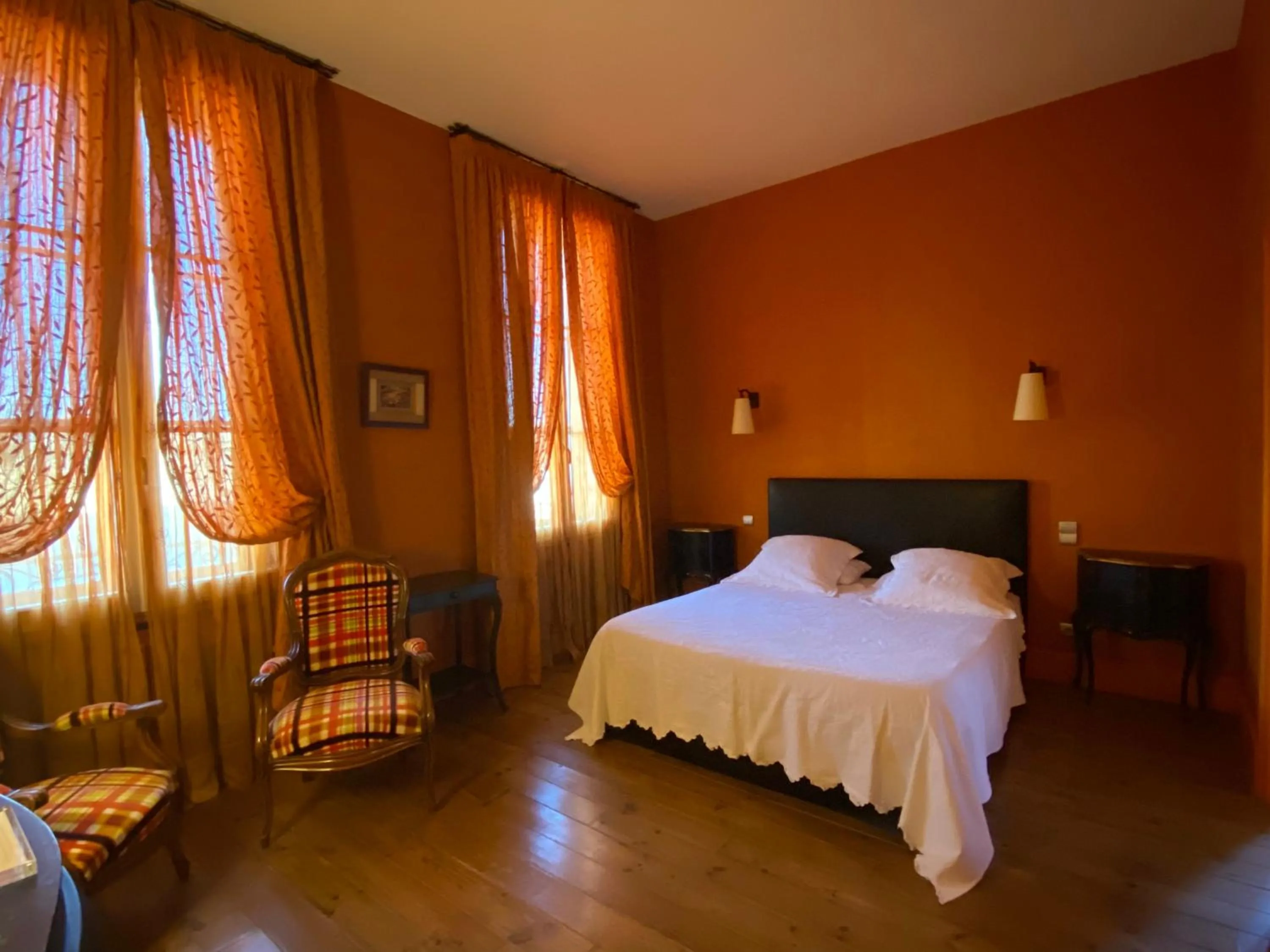 Bed in Demeure Saint Louis Historic manor, City 700m, free parking,A C,Clim,WIFI, city view, Garden