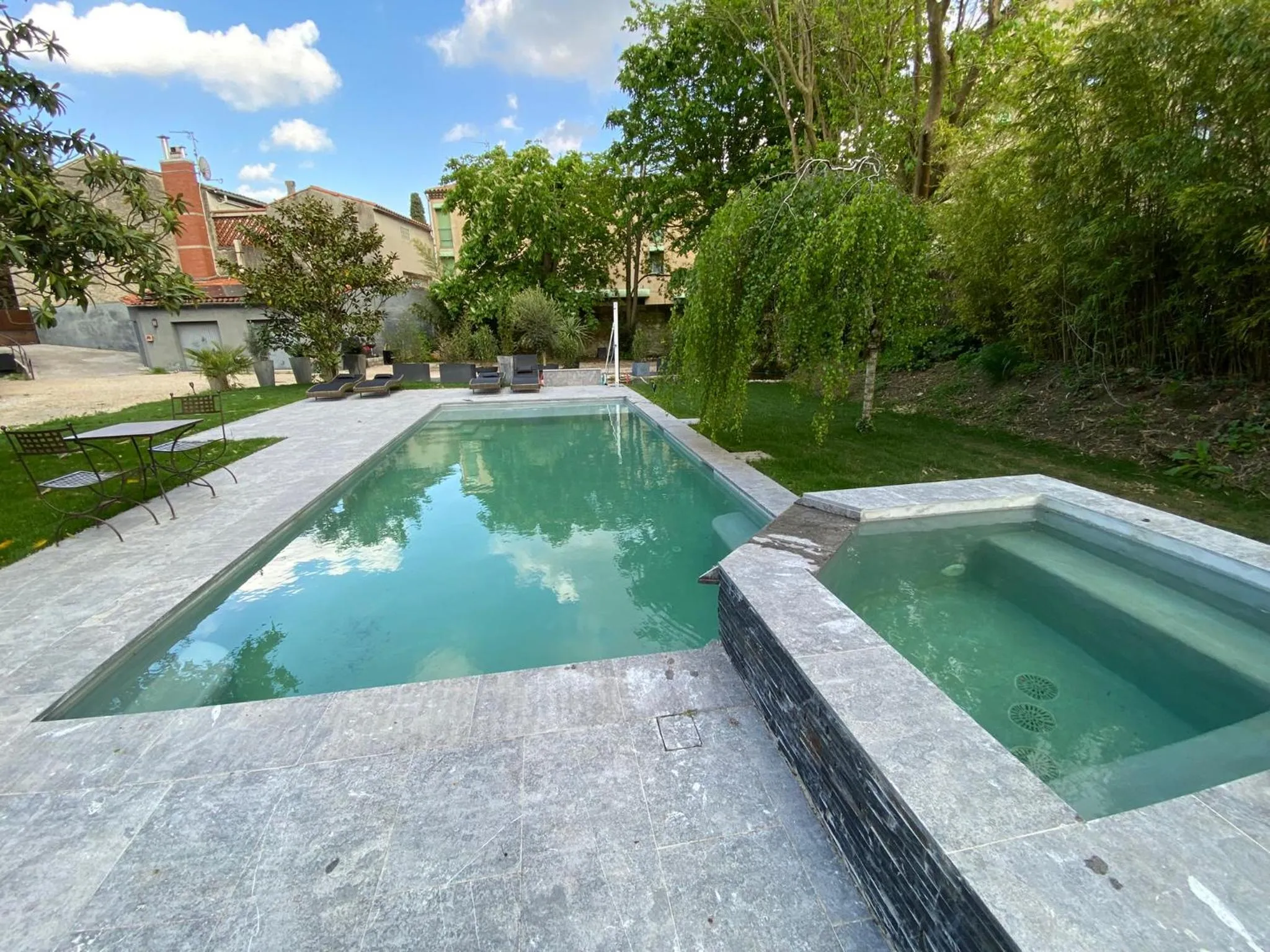 Restaurant/places to eat in Demeure Saint Louis Historic manor, City 700m, free parking,A C,Clim,WIFI, city view, Garden