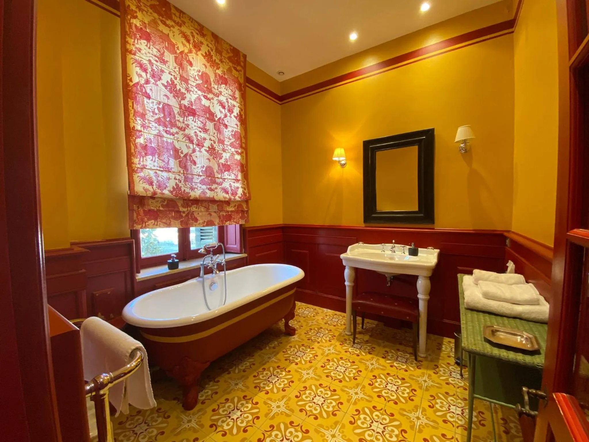 Bathroom in Demeure Saint Louis Historic manor, City 700m, free parking,A C,Clim,WIFI, city view, Garden