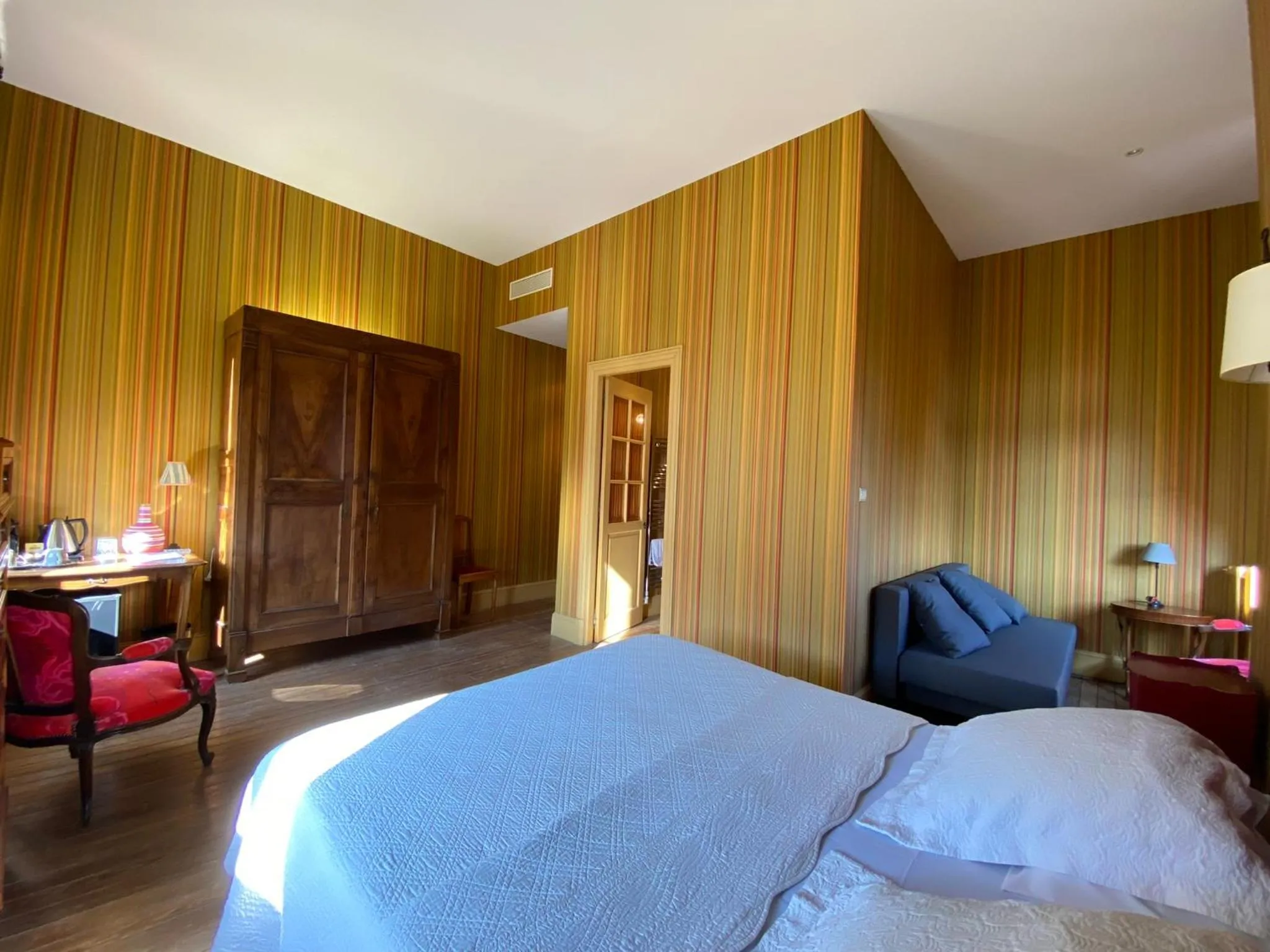 Communal lounge/ TV room, Bed in Demeure Saint Louis Historic manor, City 700m, free parking,A C,Clim,WIFI, city view, Garden
