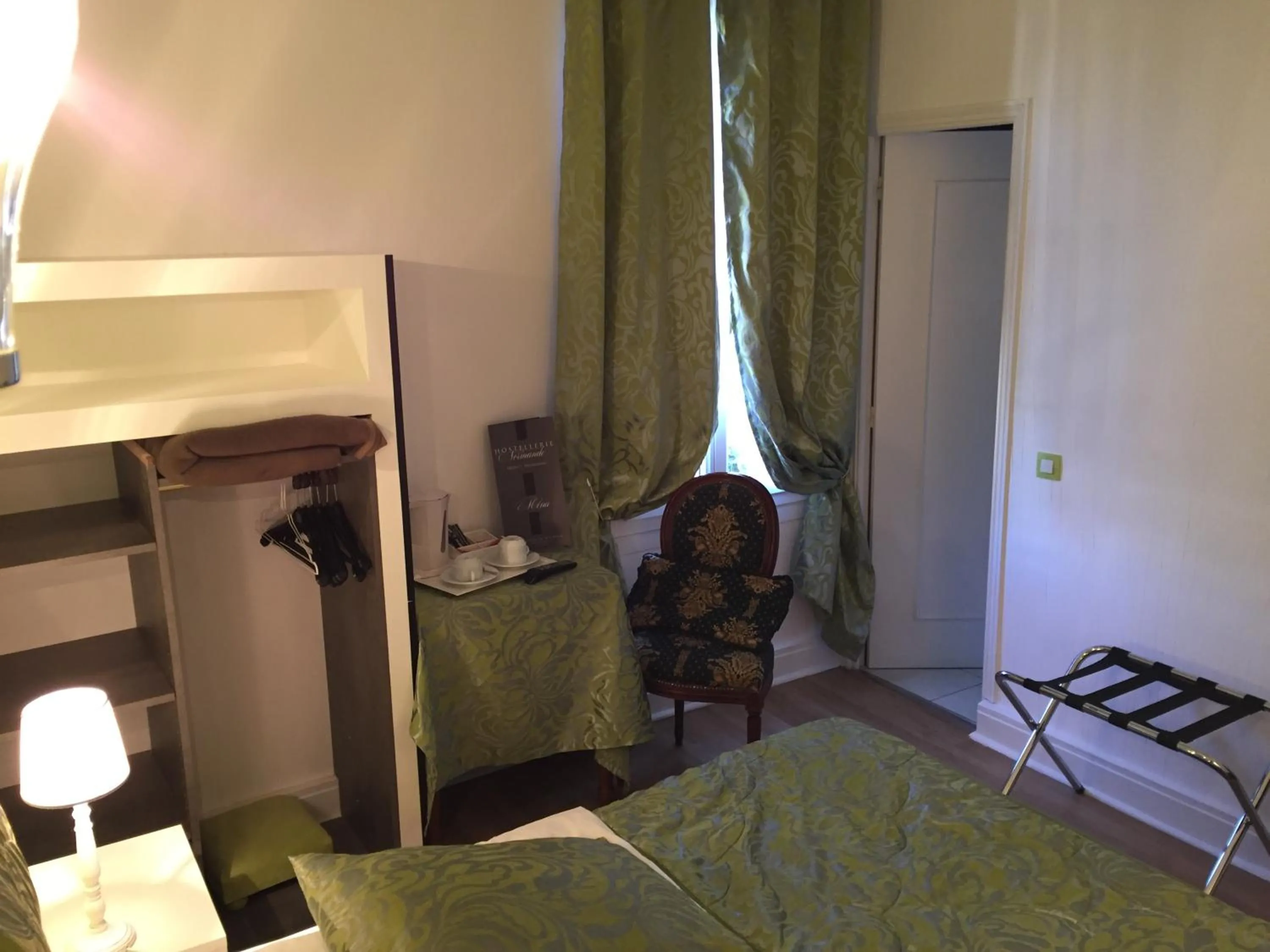 Coffee/tea facilities, Bed in Hostellerie Normande