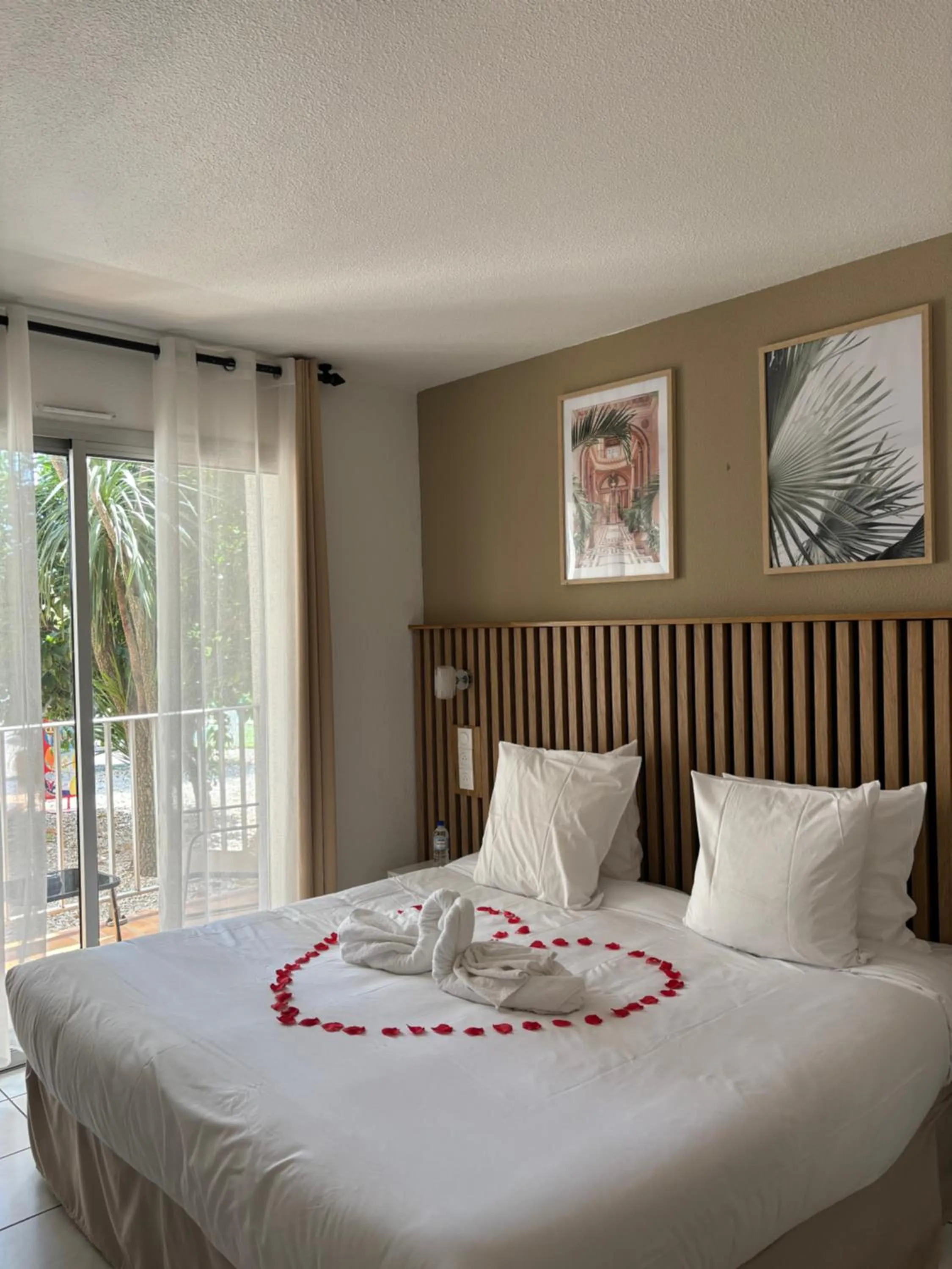 Bedroom, Bed in Acapella Hotel