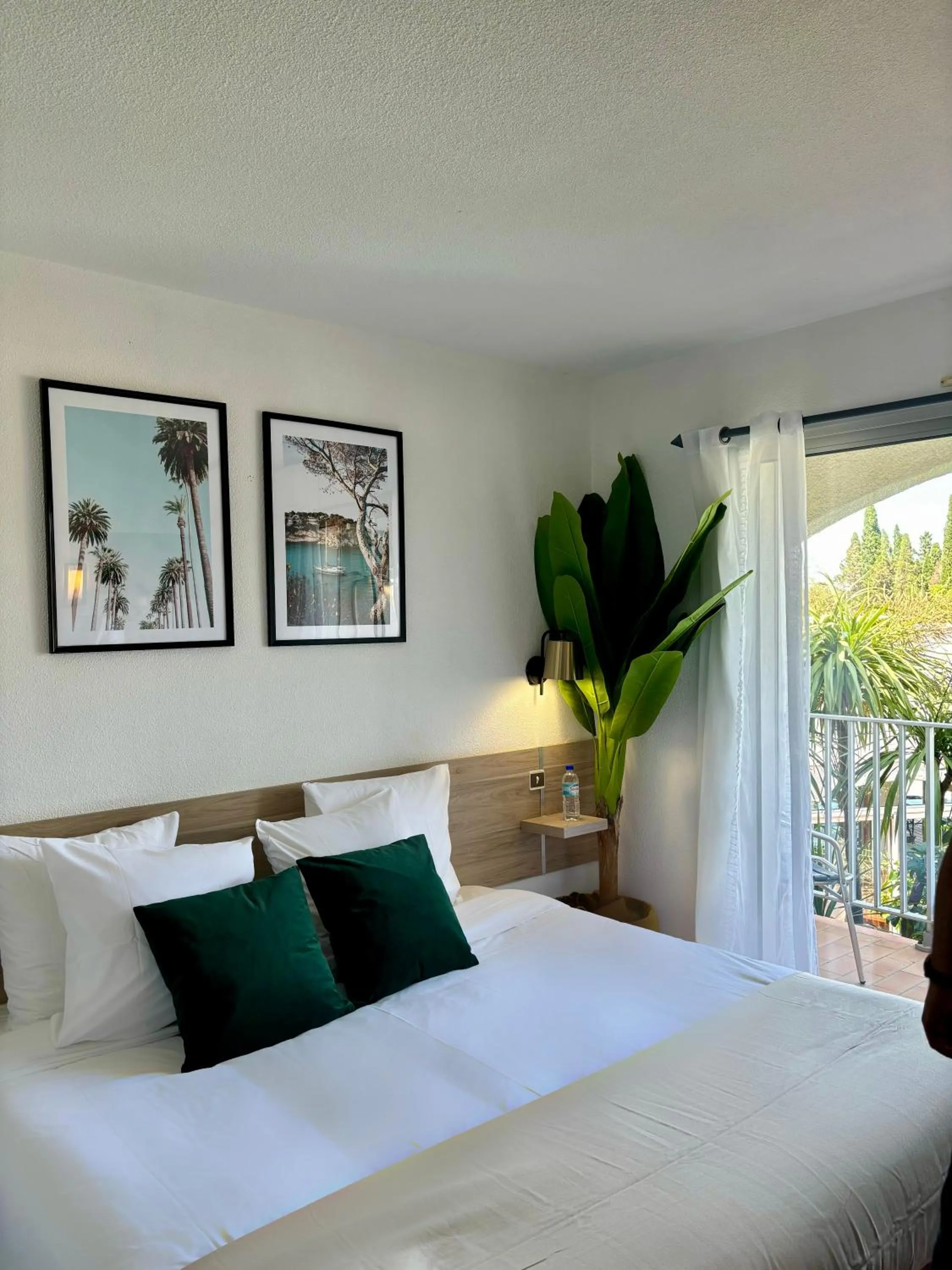 Bedroom, Bed in Acapella Hotel