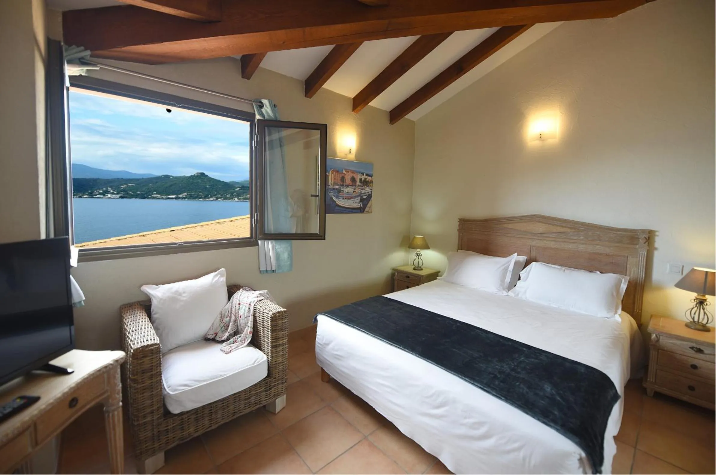 Natural landscape, Bed in Hôtel Castel d'Orcino