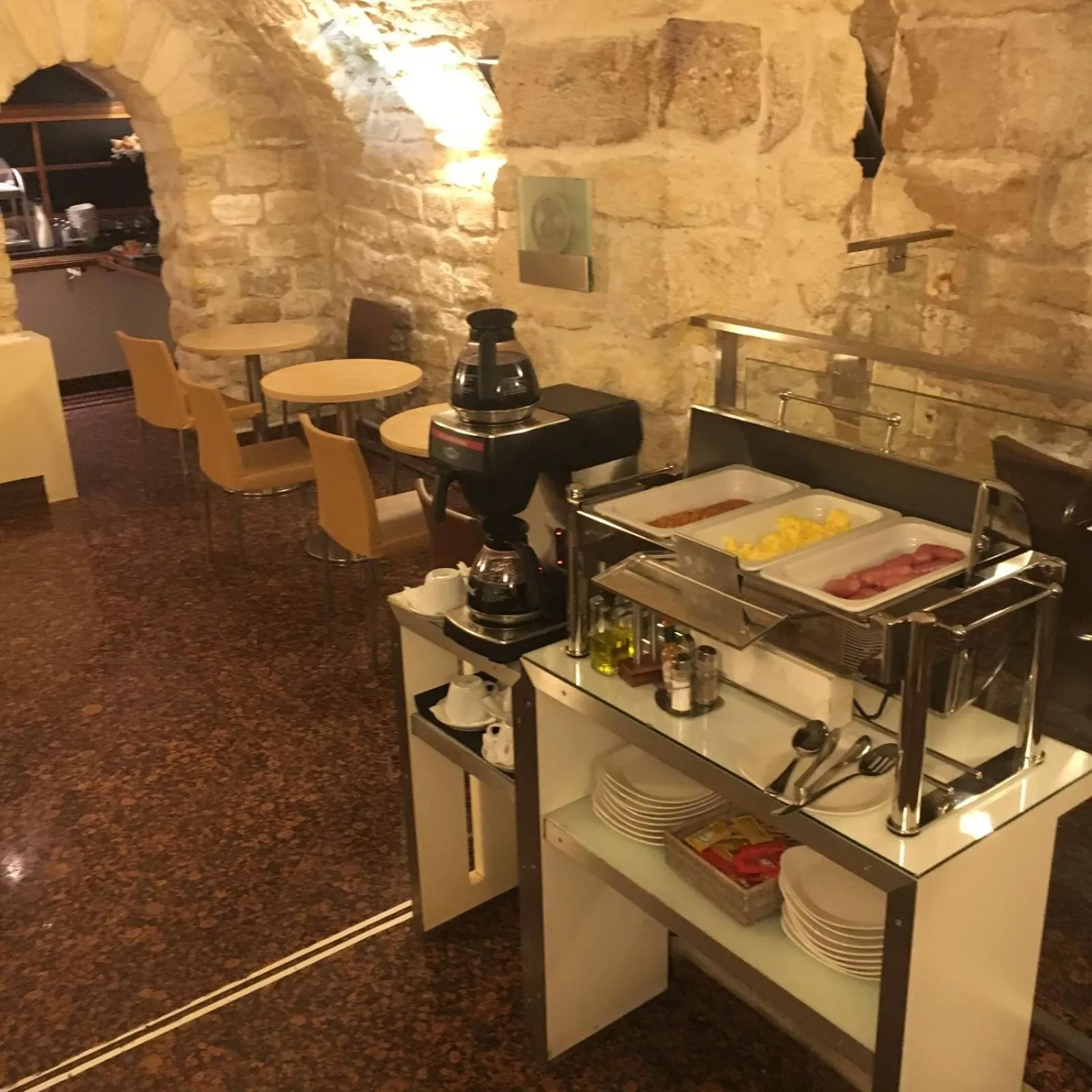 Restaurant/places to eat in Select Hotel