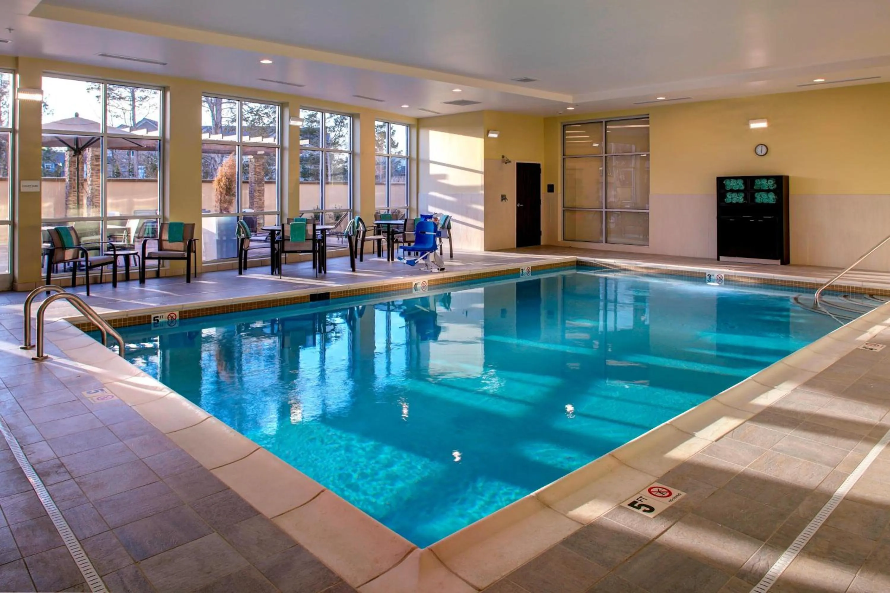 Swimming pool in Courtyard by Marriott Nashville Mount Juliet