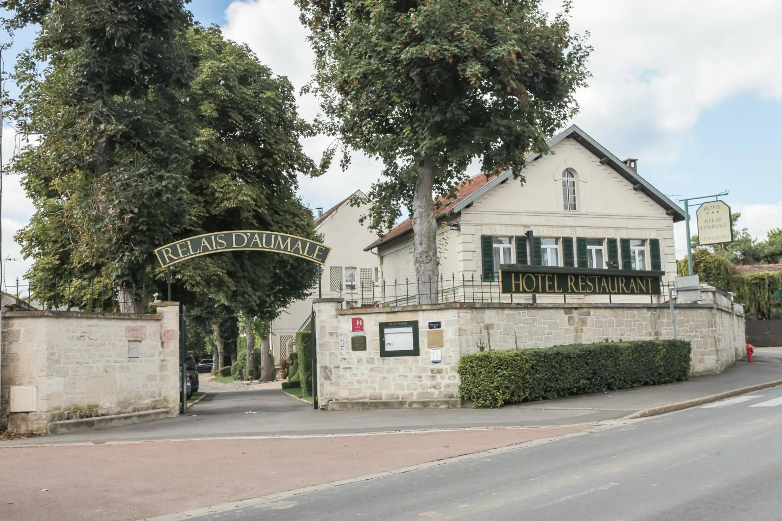 Facade/entrance in Hôtel & Restaurant Le Relais d'Aumale