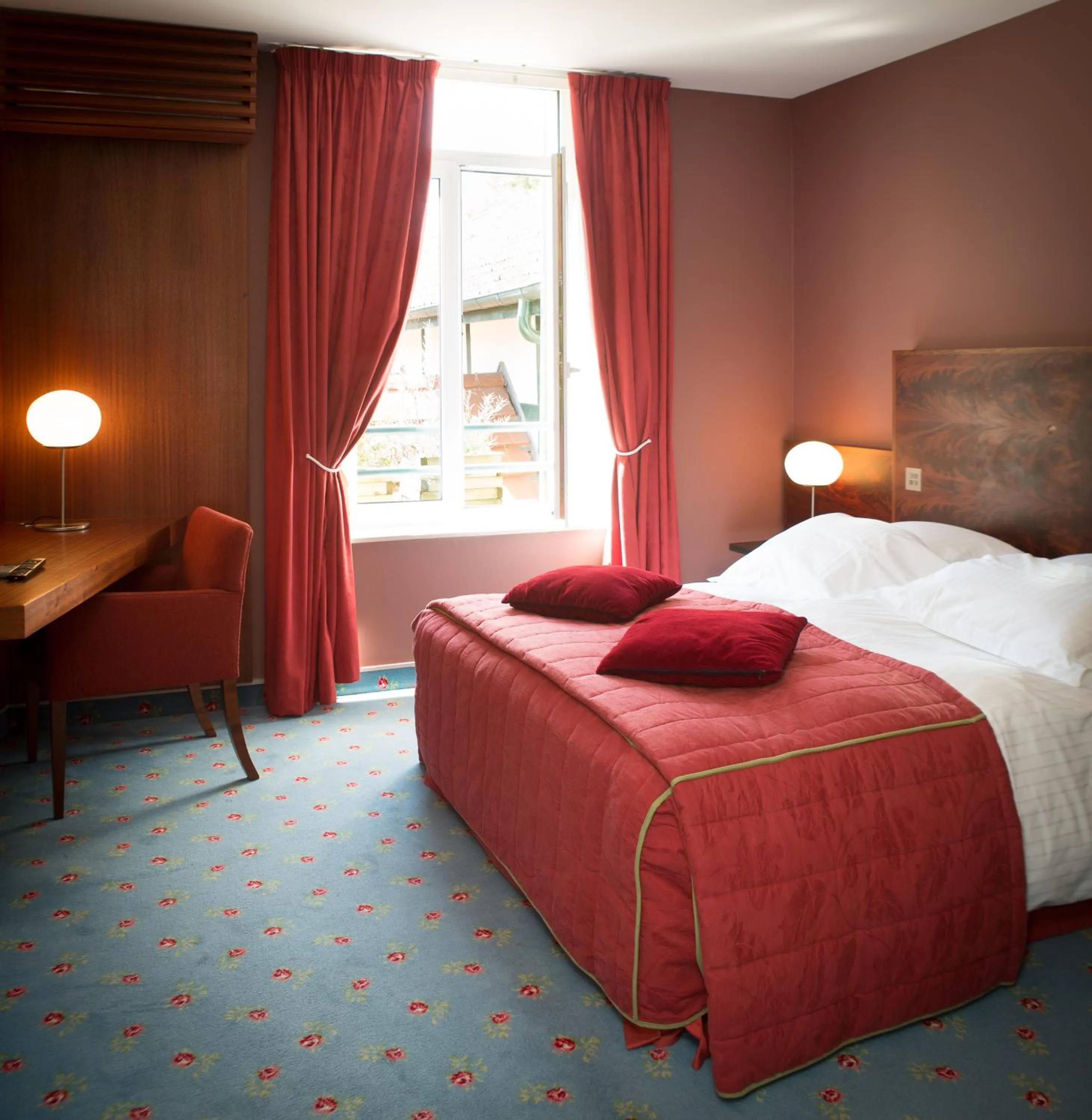 Photo of the whole room, Bed in Hôtel & Restaurant Le Relais d'Aumale