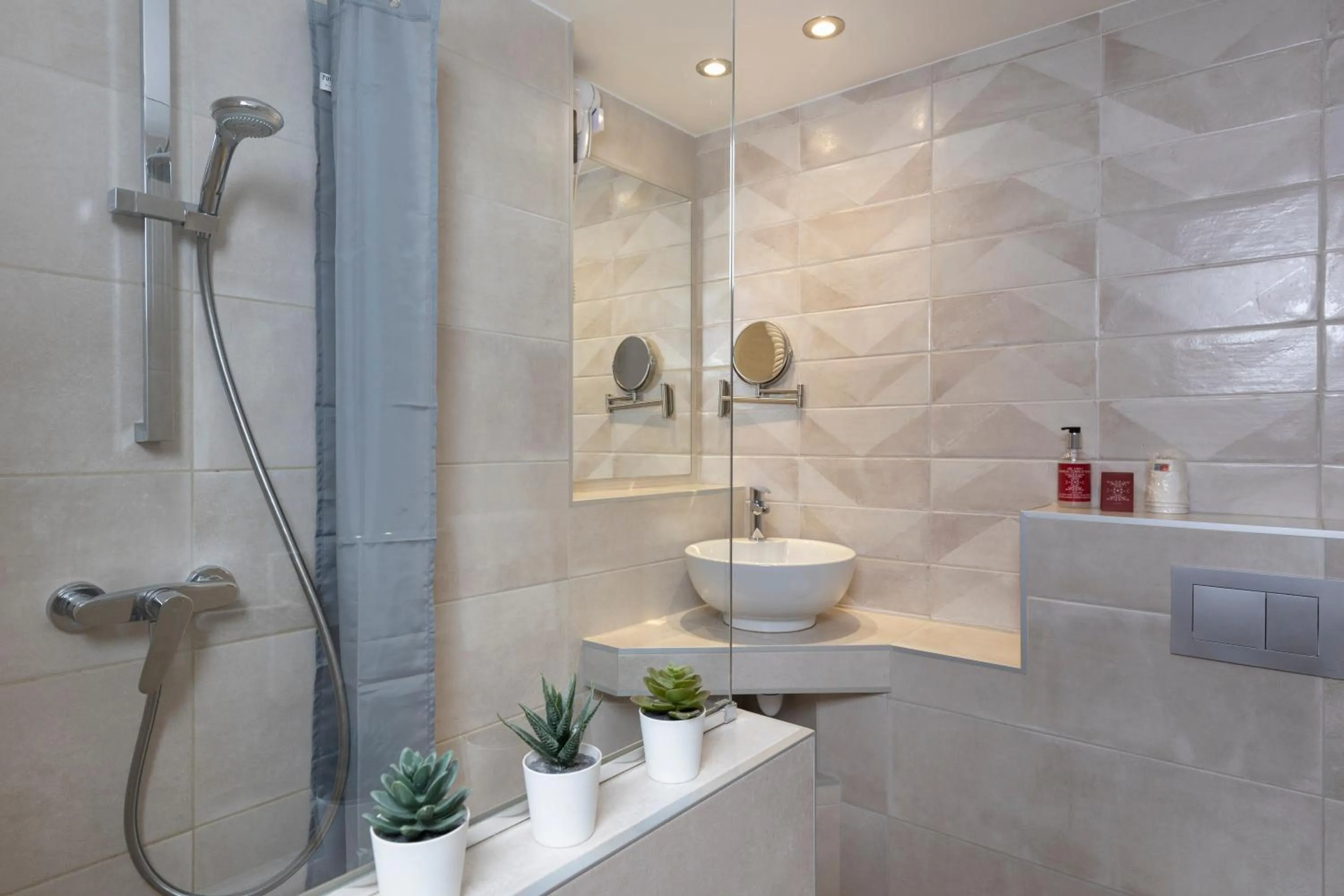 Shower in Le Saint Antoine