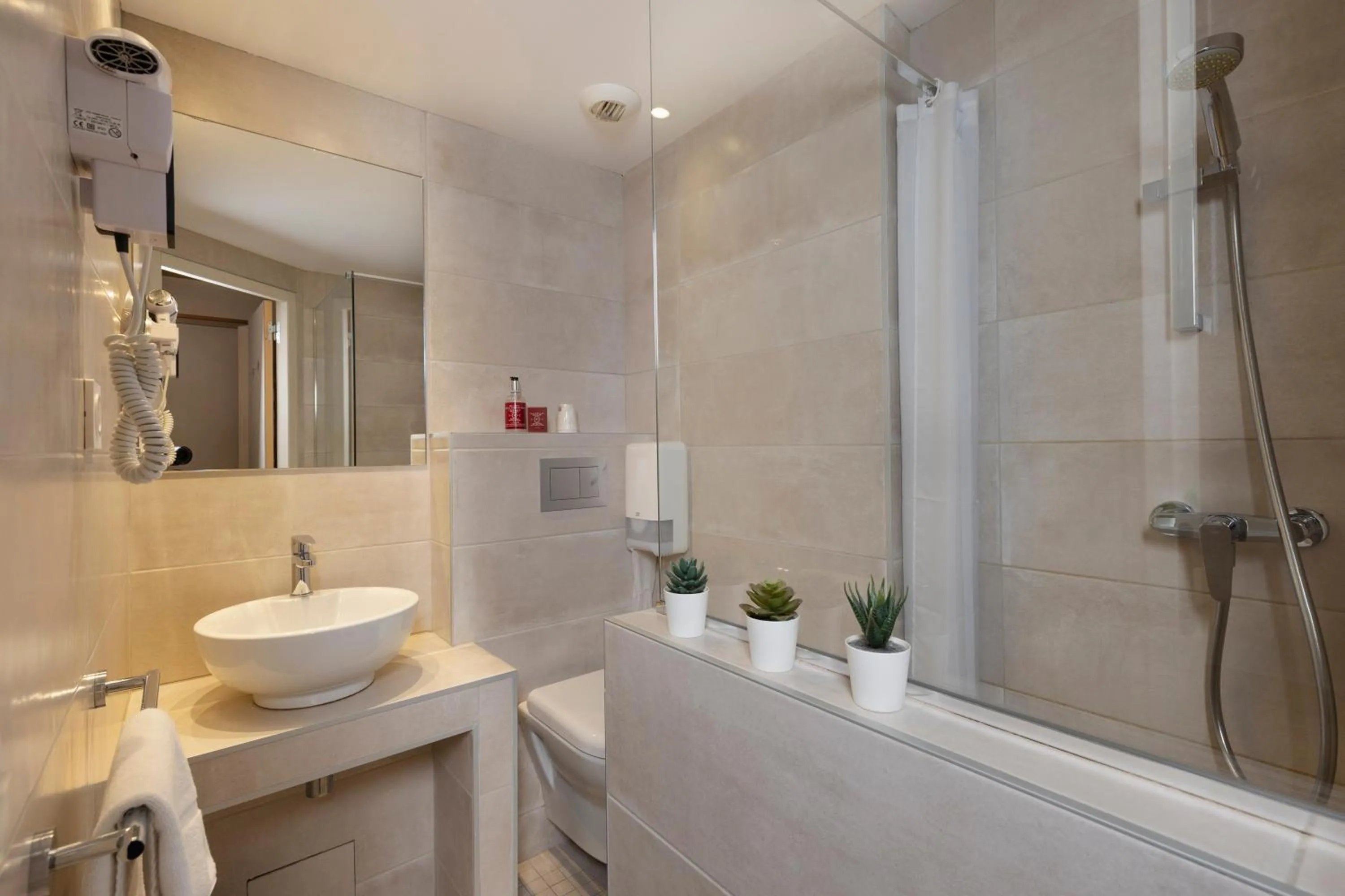 Shower in Le Saint Antoine