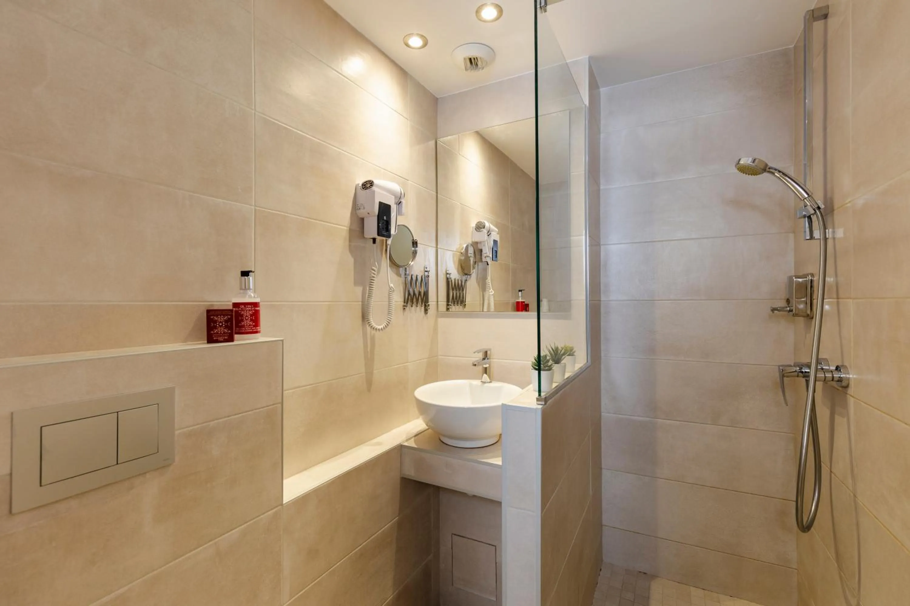 Shower in Le Saint Antoine