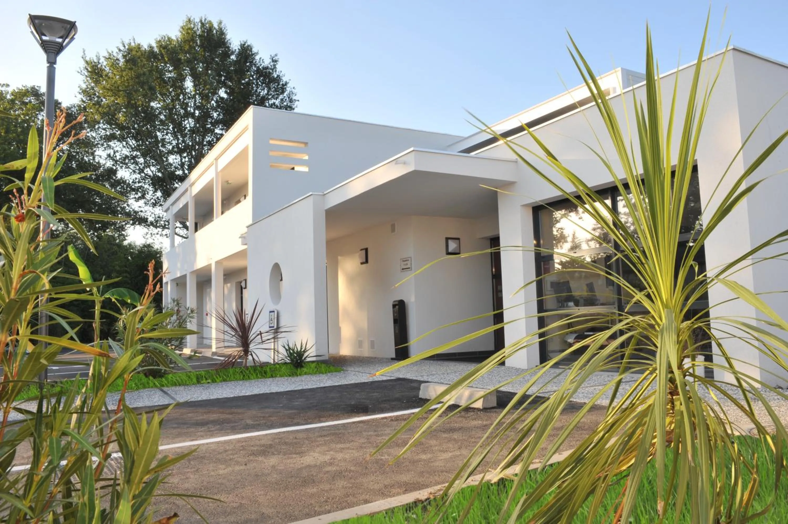 Property building in Hotel Eden Park Pau Est, avec Piscine