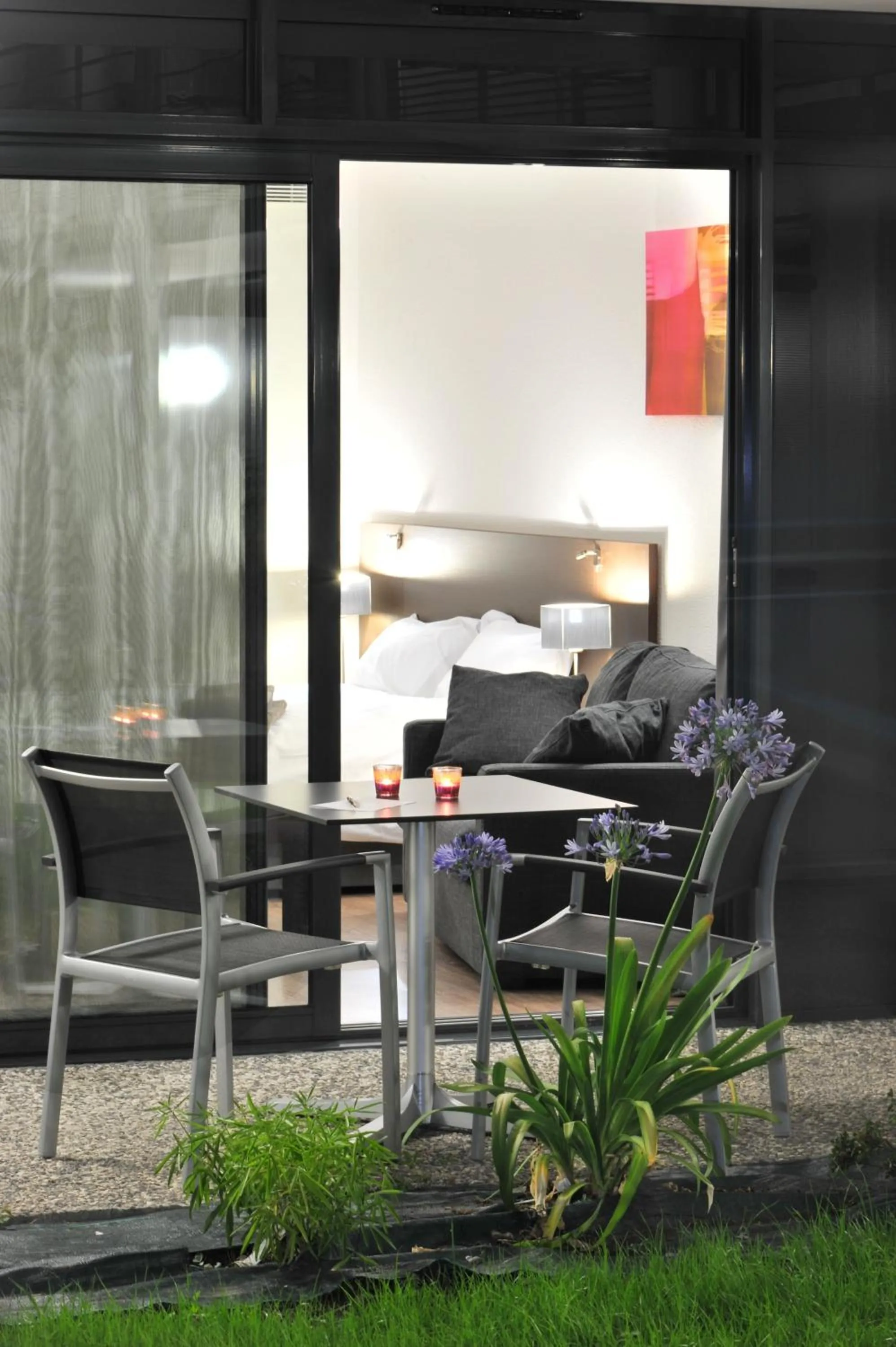 Patio in Hotel Eden Park Pau Est, avec Piscine