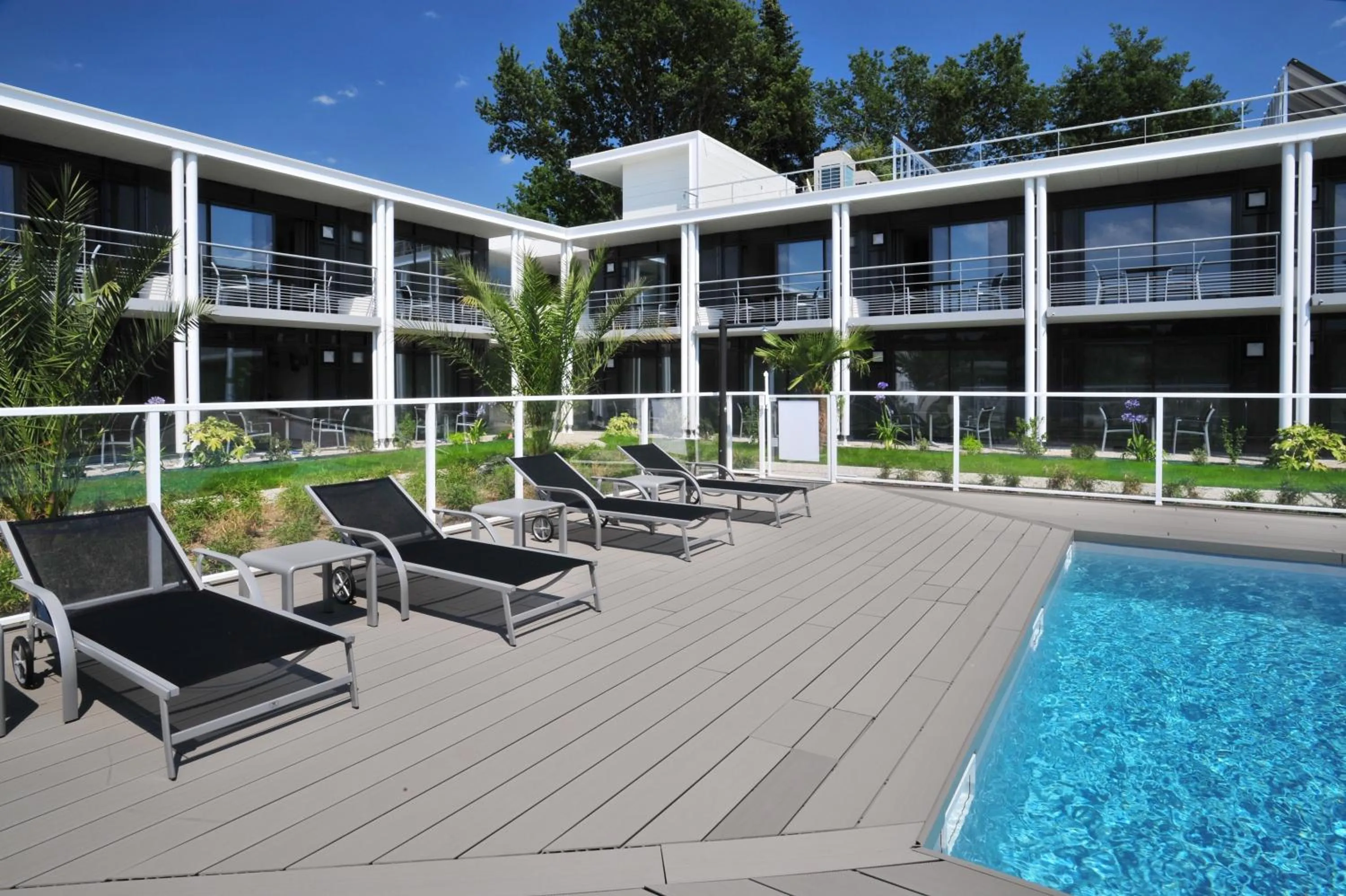 Property building in Hotel Eden Park Pau Est, avec Piscine
