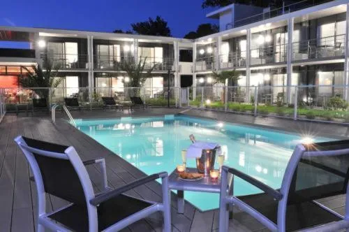 Swimming pool in Hotel Eden Park Pau Est, avec Piscine