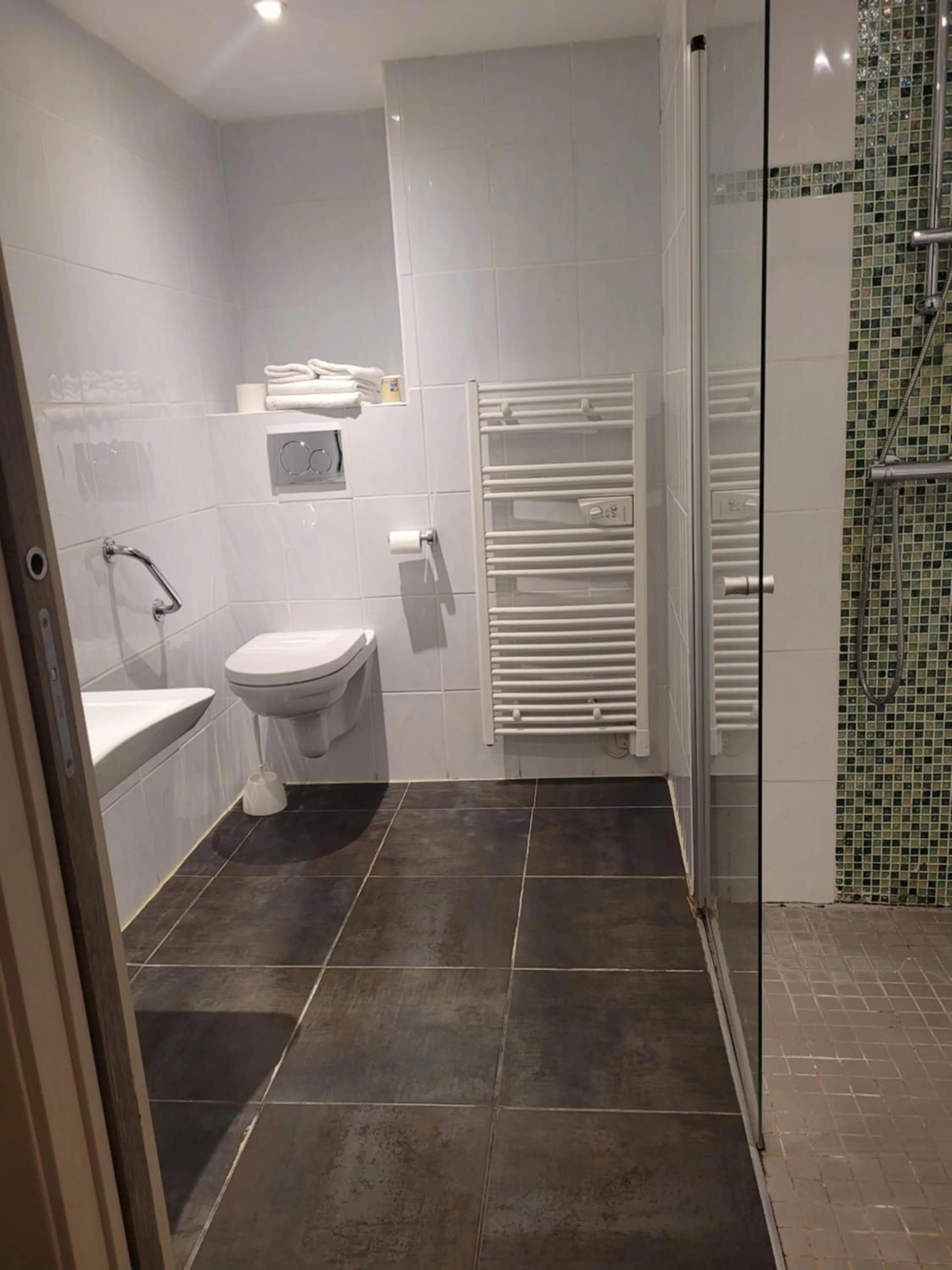 Bathroom in The Originals City, Hôtel Novella, Nantes Centre Gare